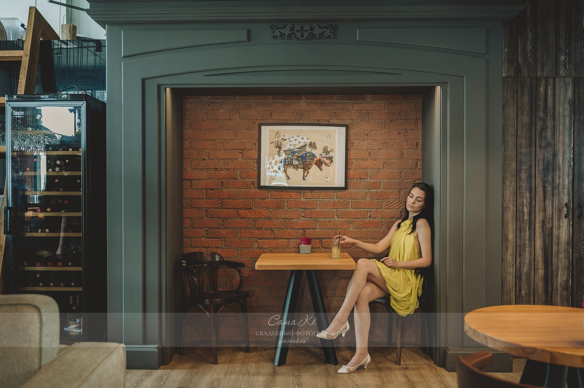 Фэшн фотосъёмка в кафе, прогулка, модель в движении, романтика и нежность, стильная фотосессия. Фотограф Новосибирск — Саша Кё.