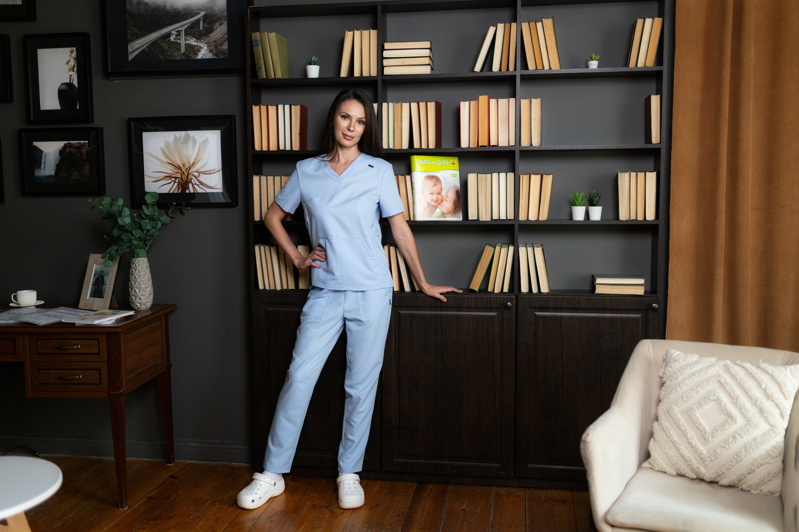 Контент съемка в студии с интерьером с Оксаной — специалиста по грудному вскармливанию для контента. Дмитрий Шульгин, портретный фотограф в Воронеже