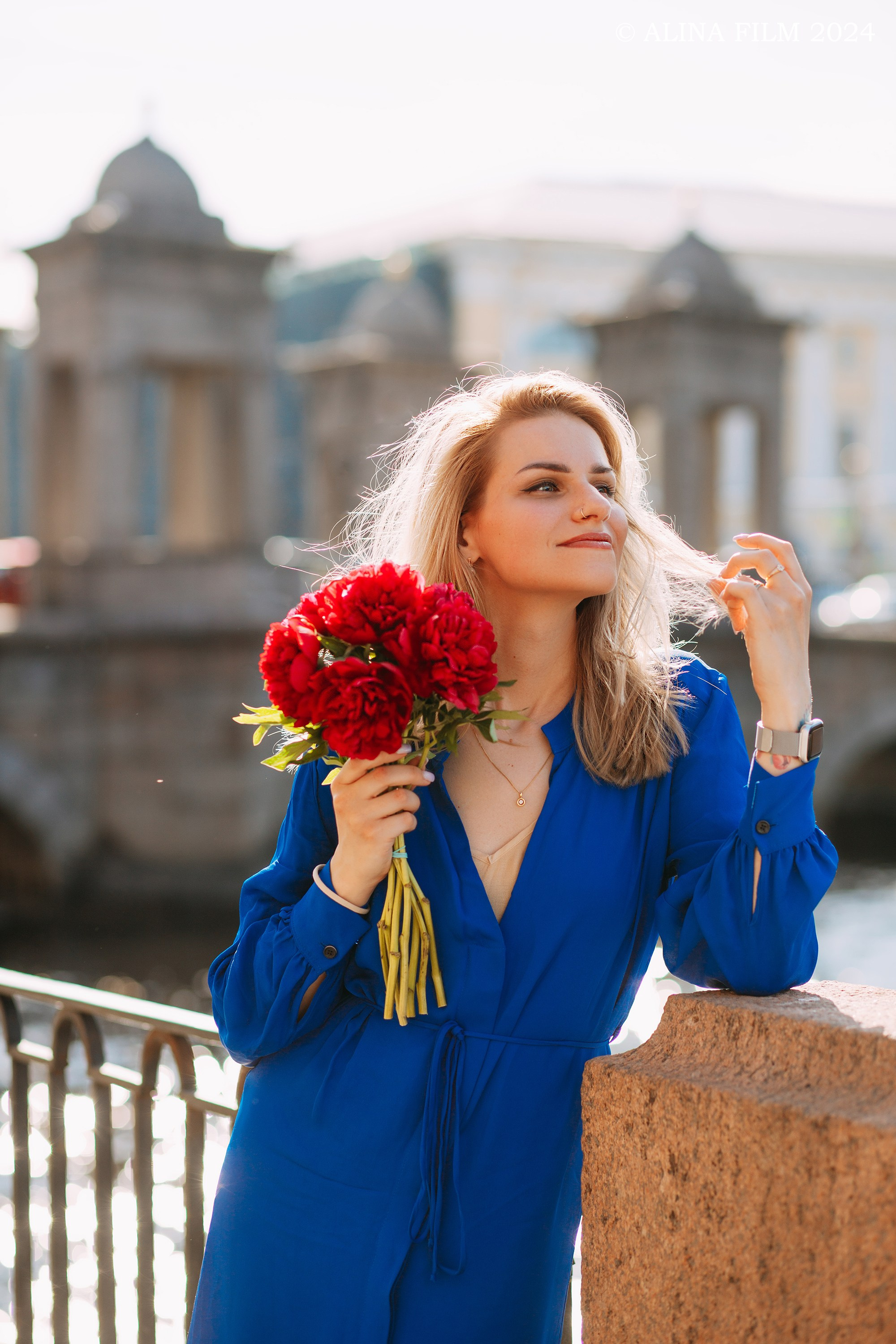 Девушка по городу шагает босиком. Фотограф в Санкт-Петербурге Alina Film