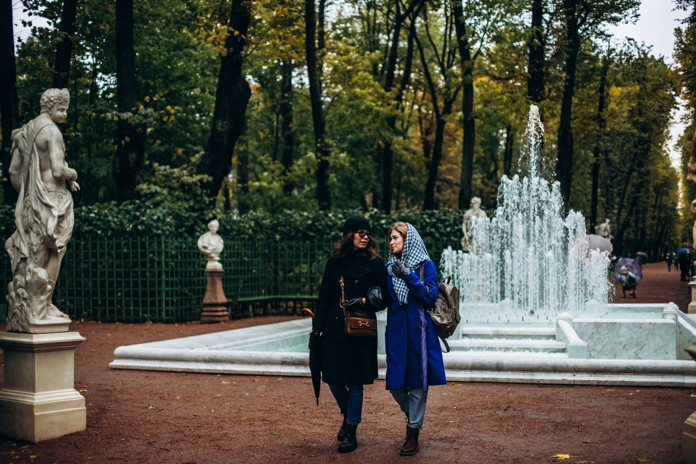 Александра и Анна в октябре. Фотопрогулка в Петербурге. Индивидуальный и семейный фотограф в Санкт-Петербурге