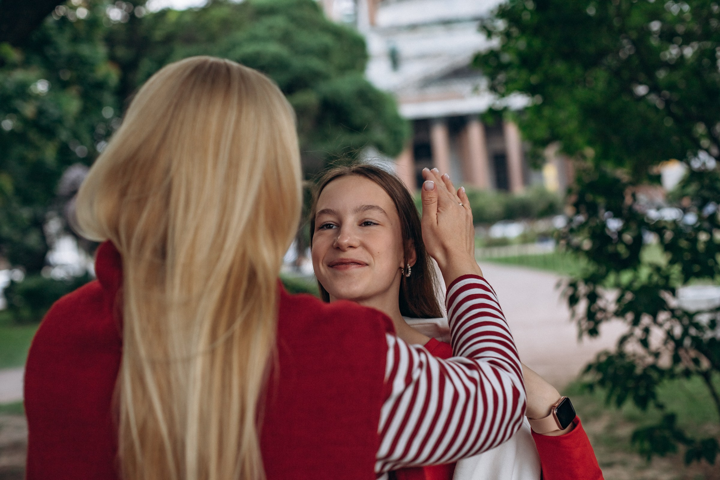 Полина и Алина в июне. Фотопрогулка в Петербурге. Индивидуальный и семейный фотограф в Санкт-Петербурге