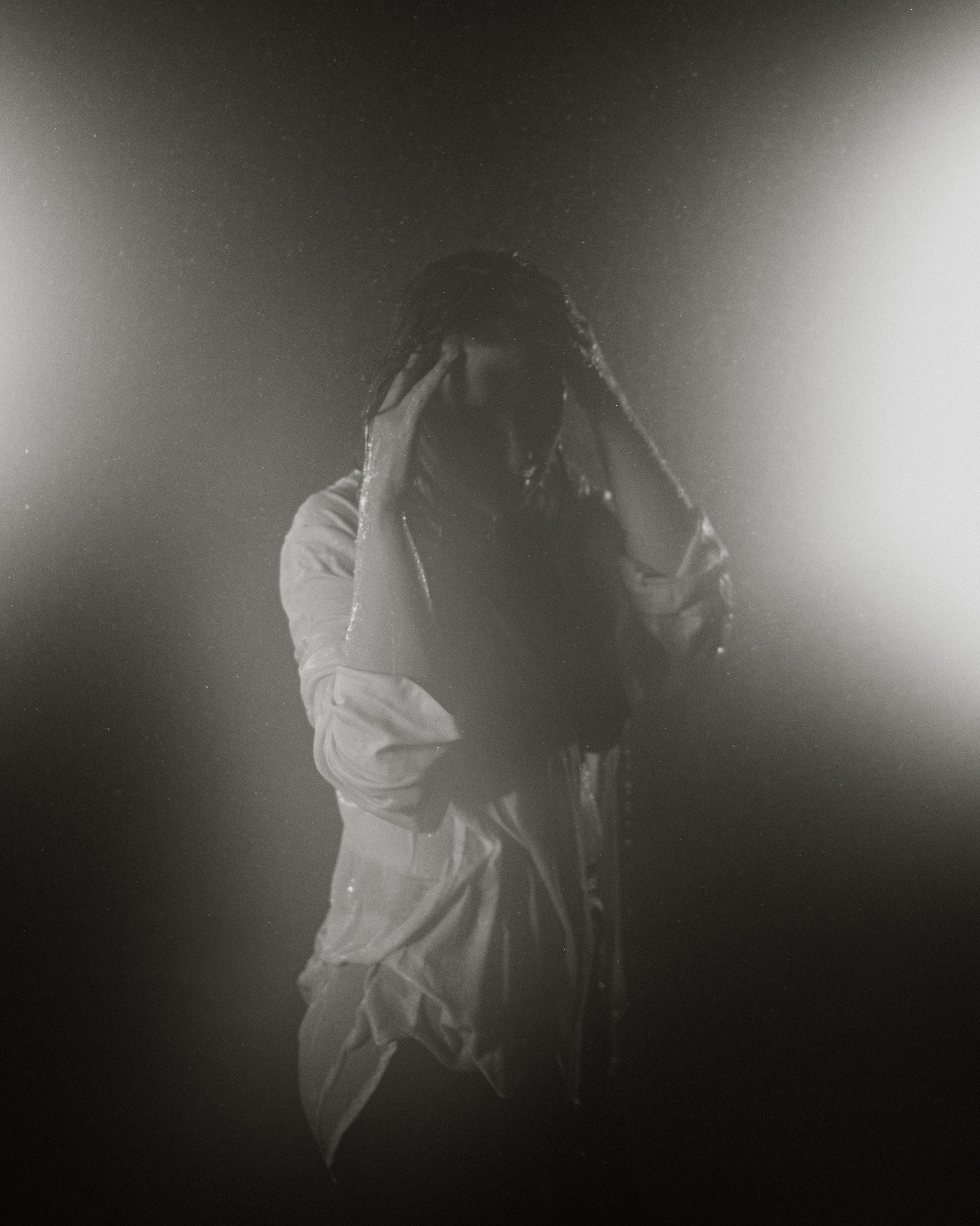 Женская съёмка в студии с дождём. Фотоведьма Дарья Нечинская