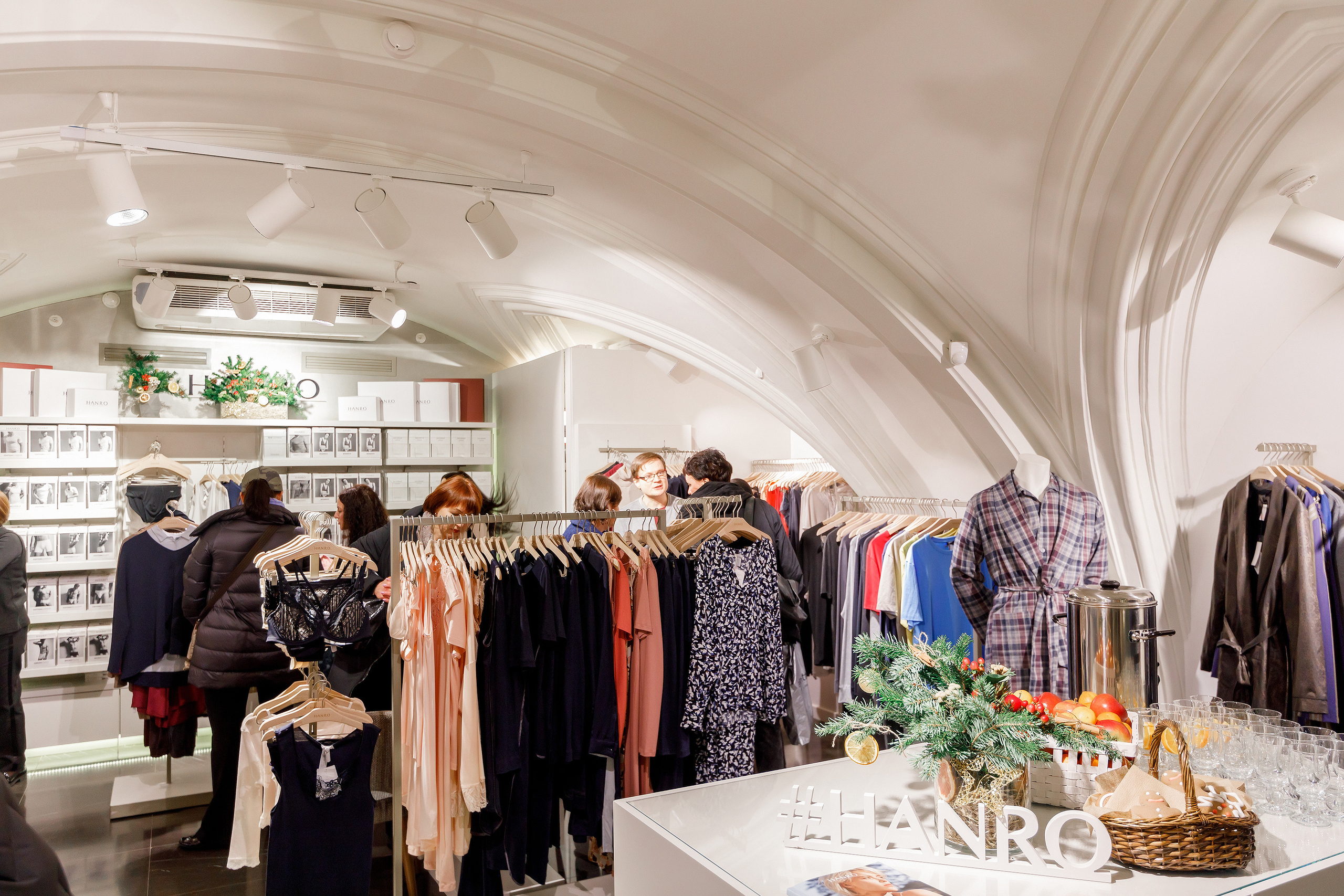 Клиентский день | Магазин женской одежды «Hanro». Репортажный фотограф Семён Борисов | Москва