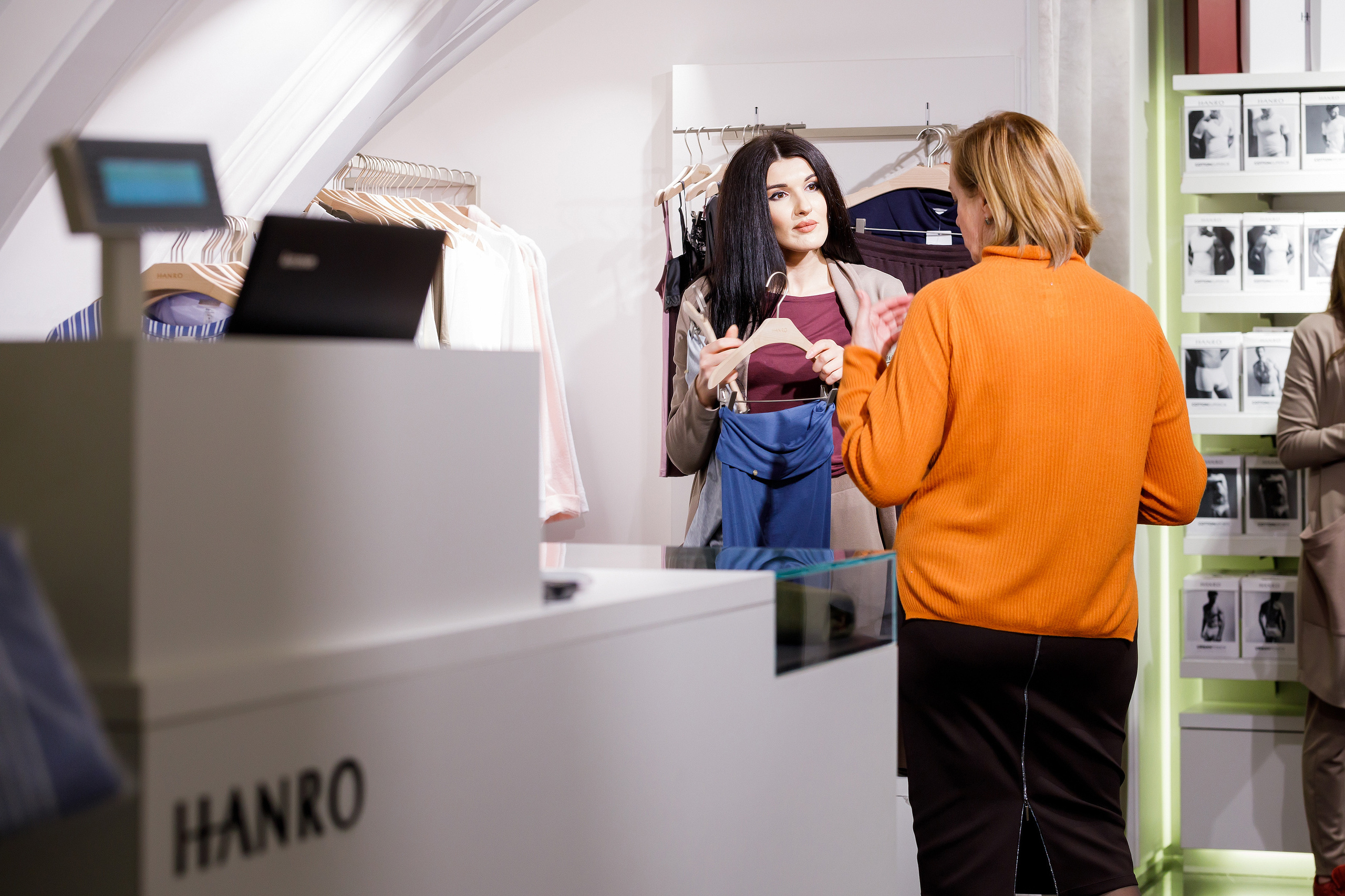 Клиентский день | Магазин женской одежды «Hanro». Репортажный фотограф Семён Борисов | Москва