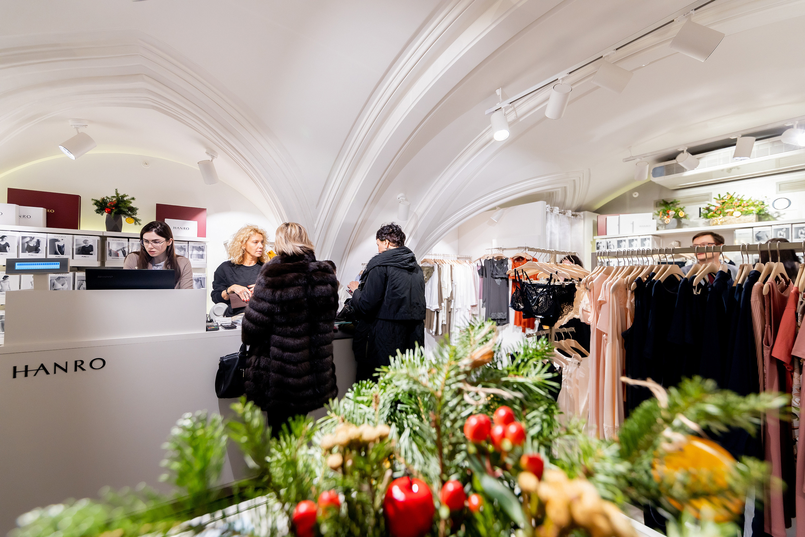 Клиентский день | Магазин женской одежды «Hanro». Репортажный фотограф Семён Борисов | Москва