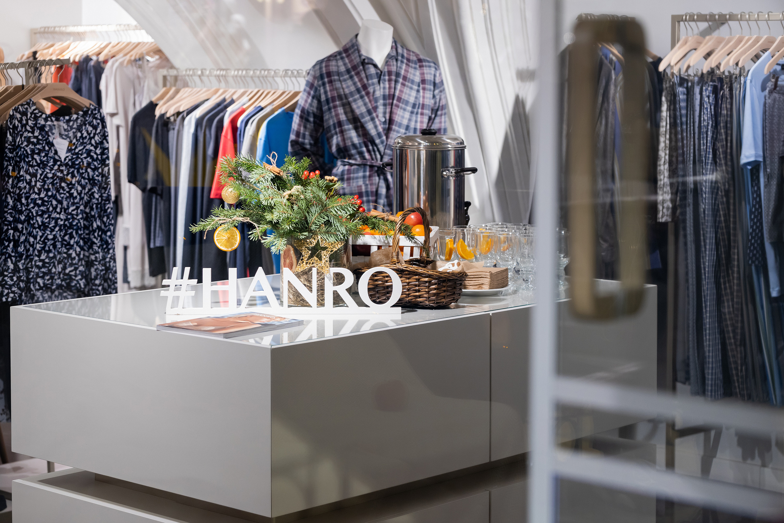 Клиентский день | Магазин женской одежды «Hanro». Репортажный фотограф Семён Борисов | Москва