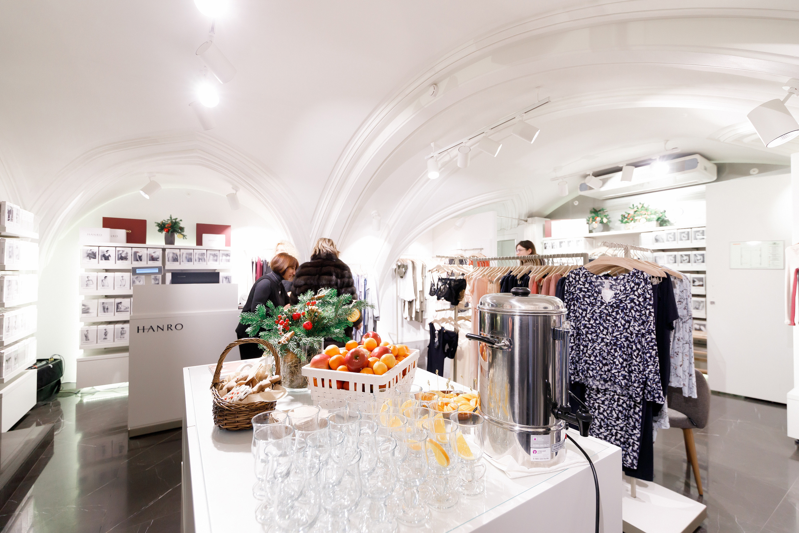 Клиентский день | Магазин женской одежды «Hanro». Репортажный фотограф Семён Борисов | Москва