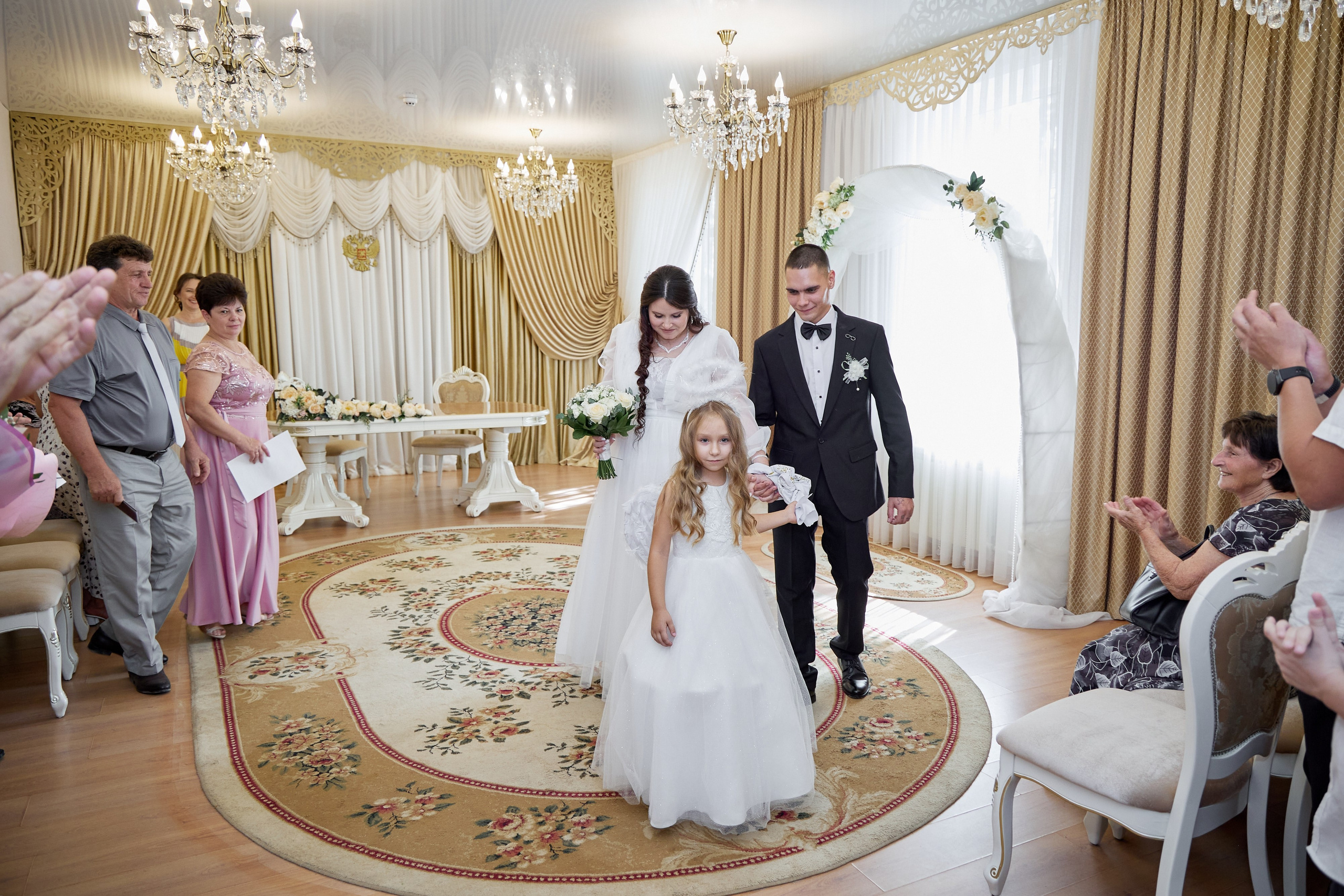 Фотосъемка в ЗАГСе, прогулка молодых, банкет