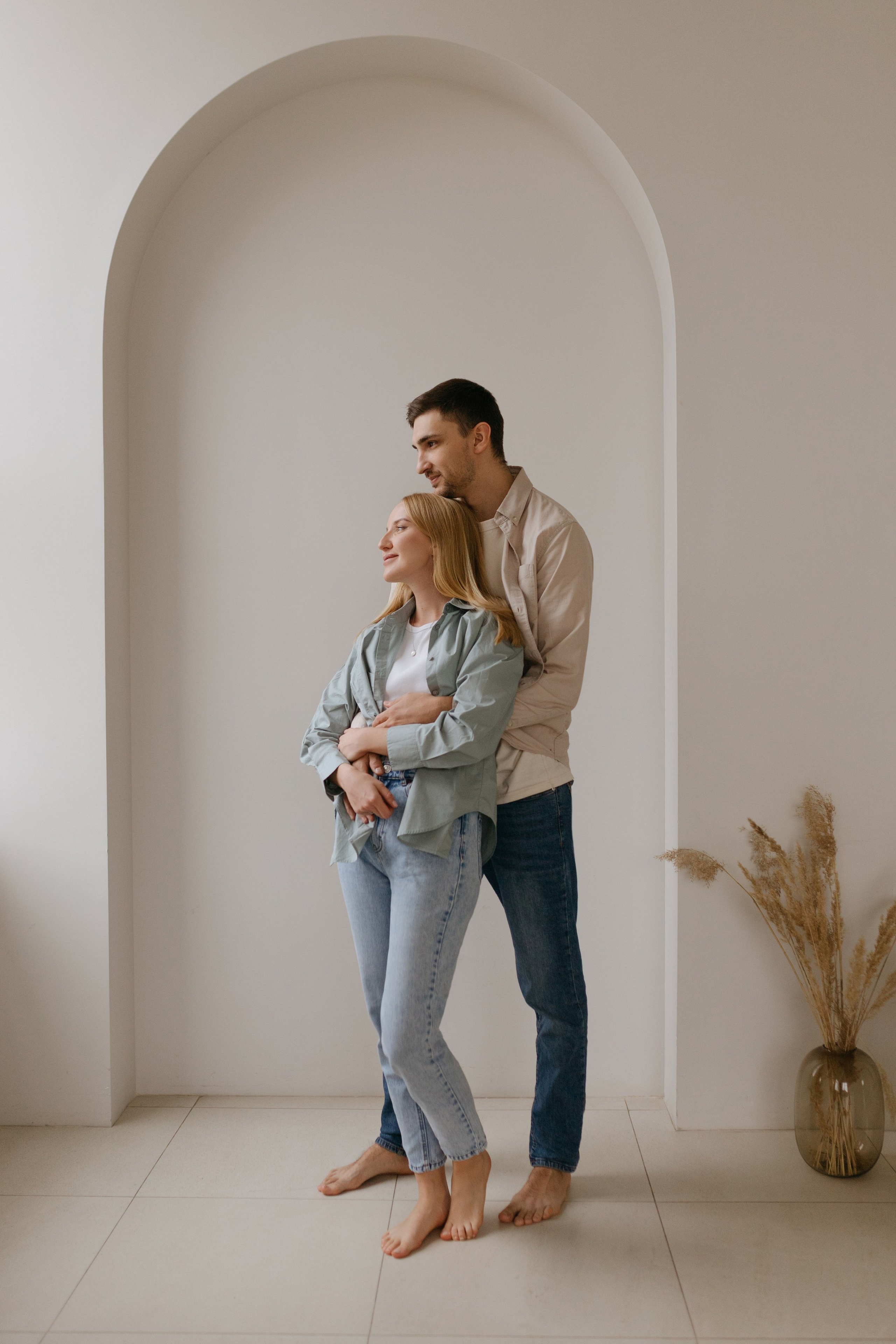 Парная фотосессия в минималистичной студии. Сестры Карабаза. Фотографы и ретушеры в Москве и Санкт-Петербурге