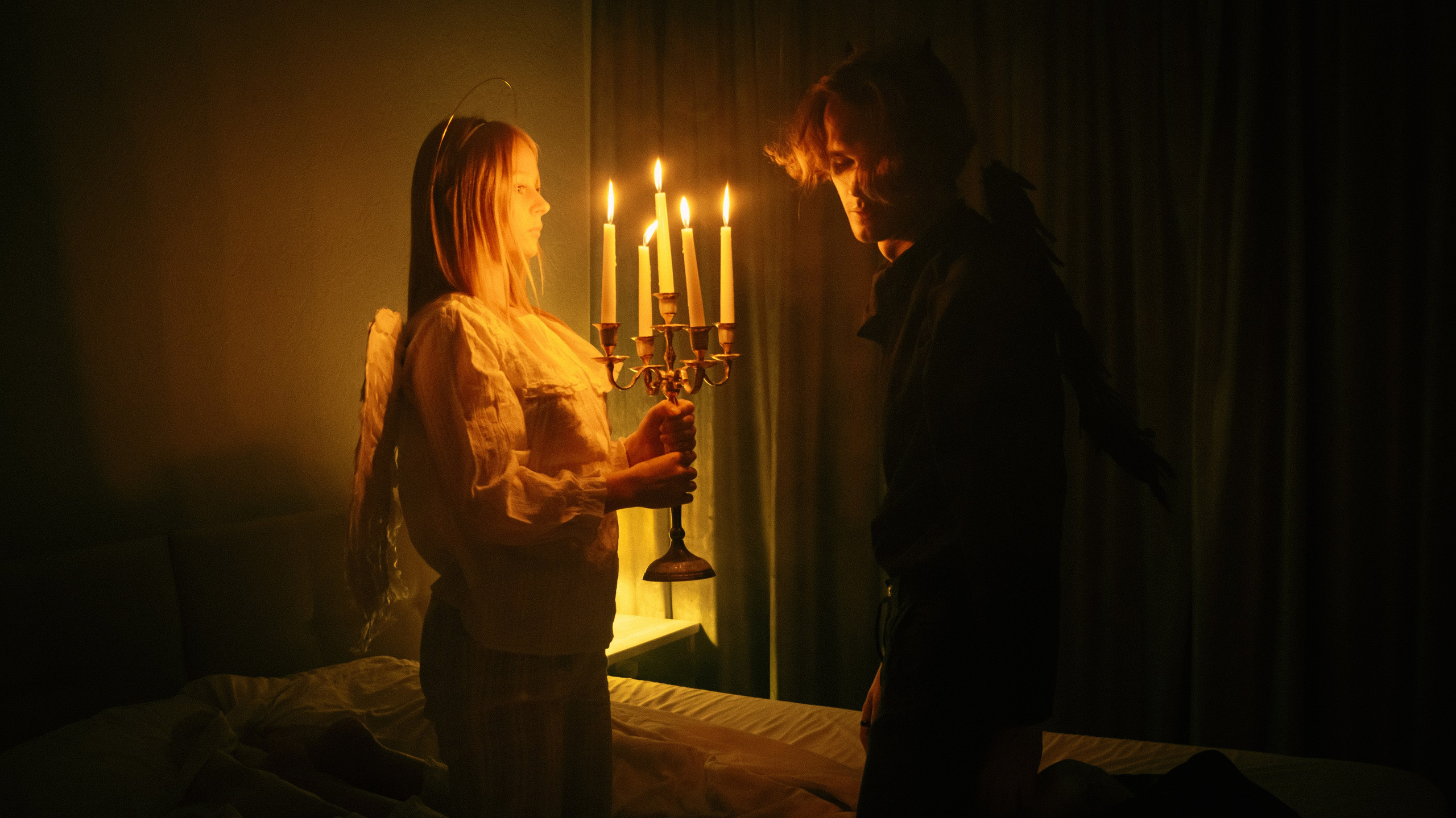 Coppia di ripresa. Fotografo a Mosca con un’atmosfera notturna di foto