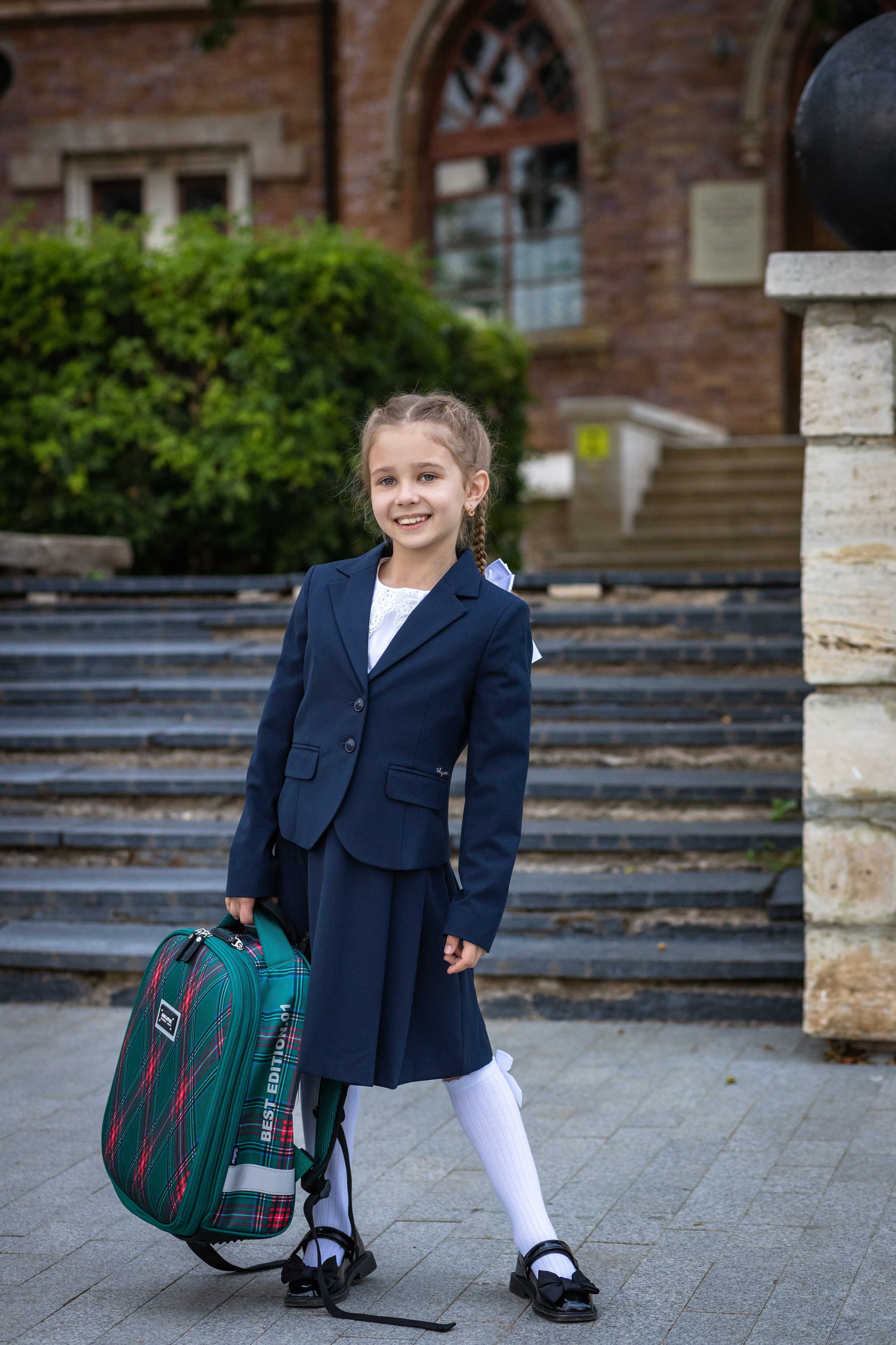 Рома и Белла идут в школу. Фотограф в Оренбурге. Профессиональный фотограф