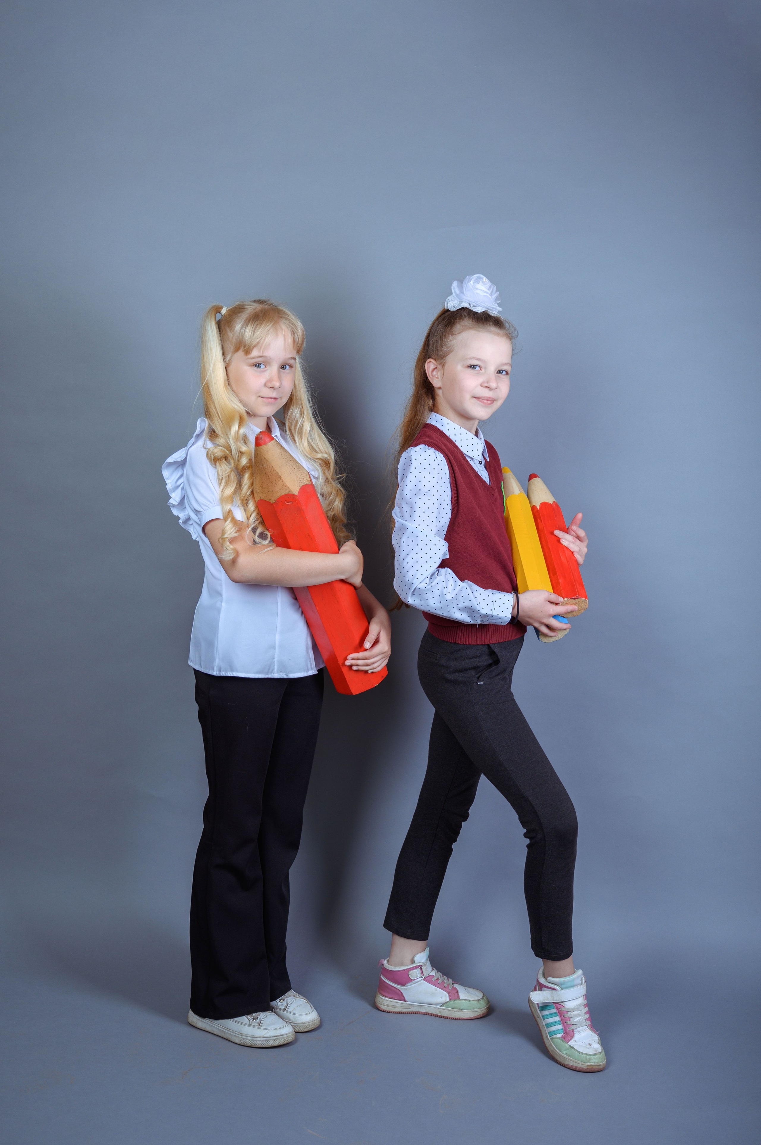 Фотосъемка на фоне с реквизитом. Фотограф. Выпускные альбомы в Барнауле