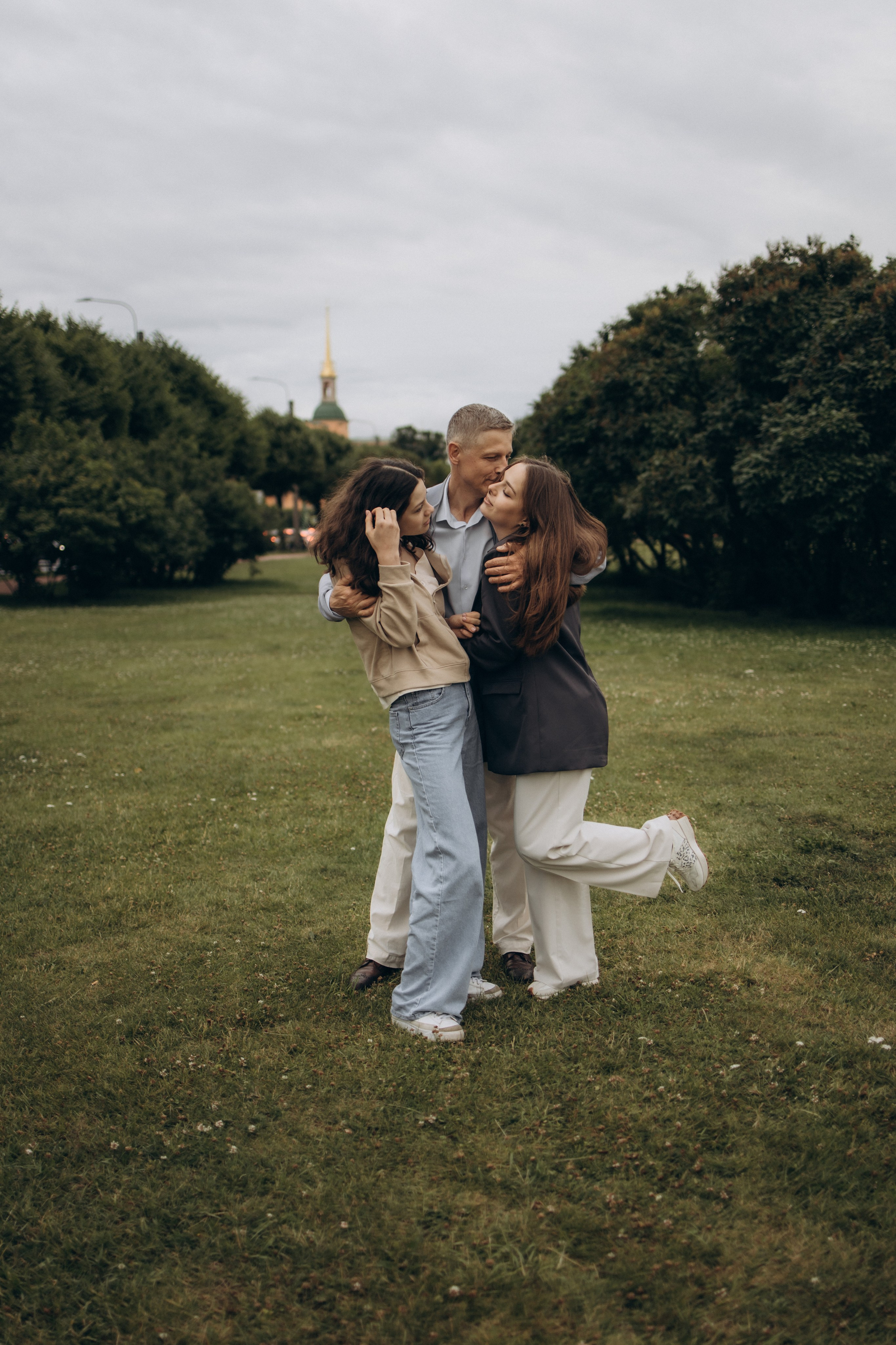 Моника, Мишель, Юлия, Дмитрий и песик Беня. Семейный, домашний, ньюборн фотограф Москва Цветкова Елизавета