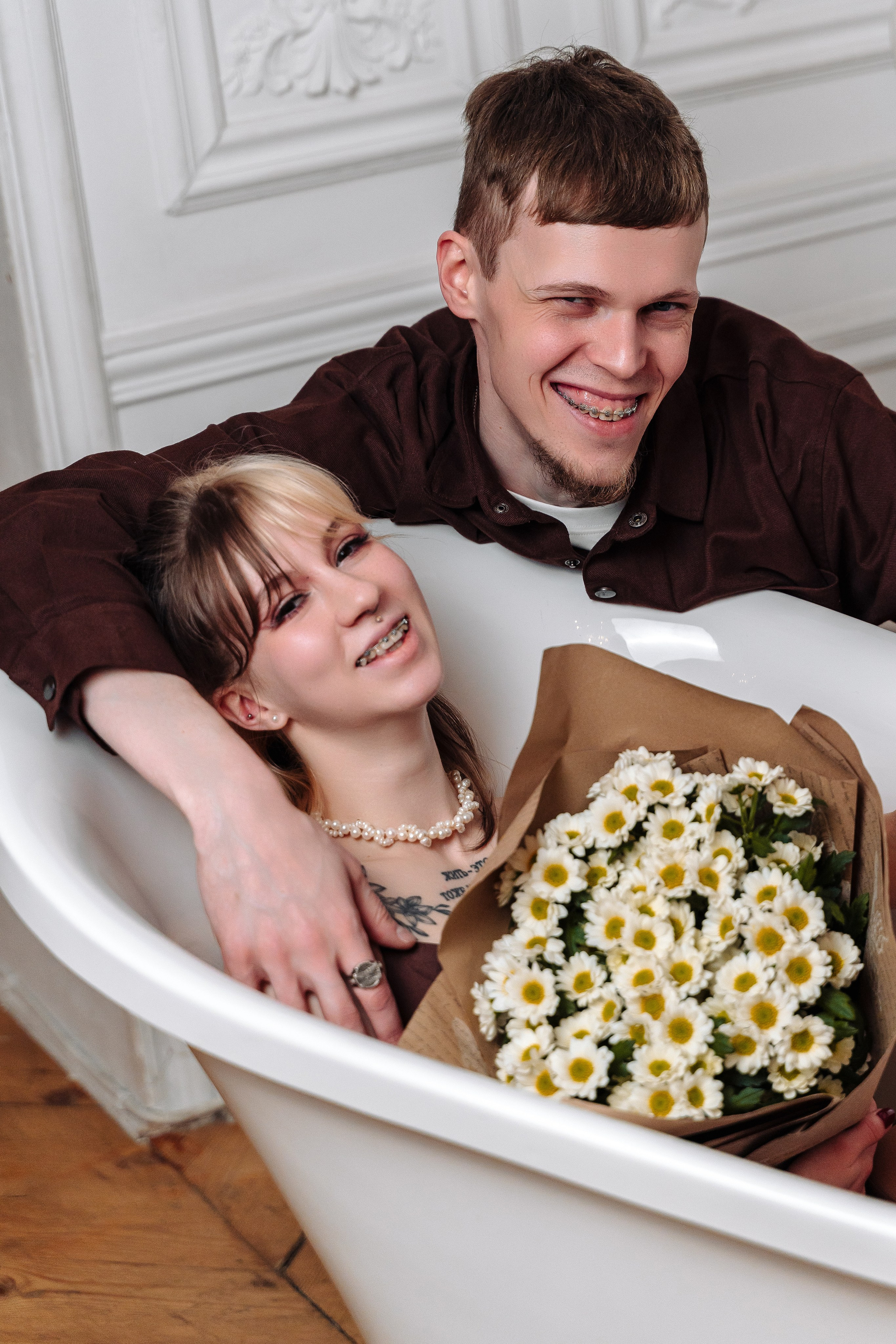 Зимняя фотосессия лавстори с предложением руки и сердца в фотостудии