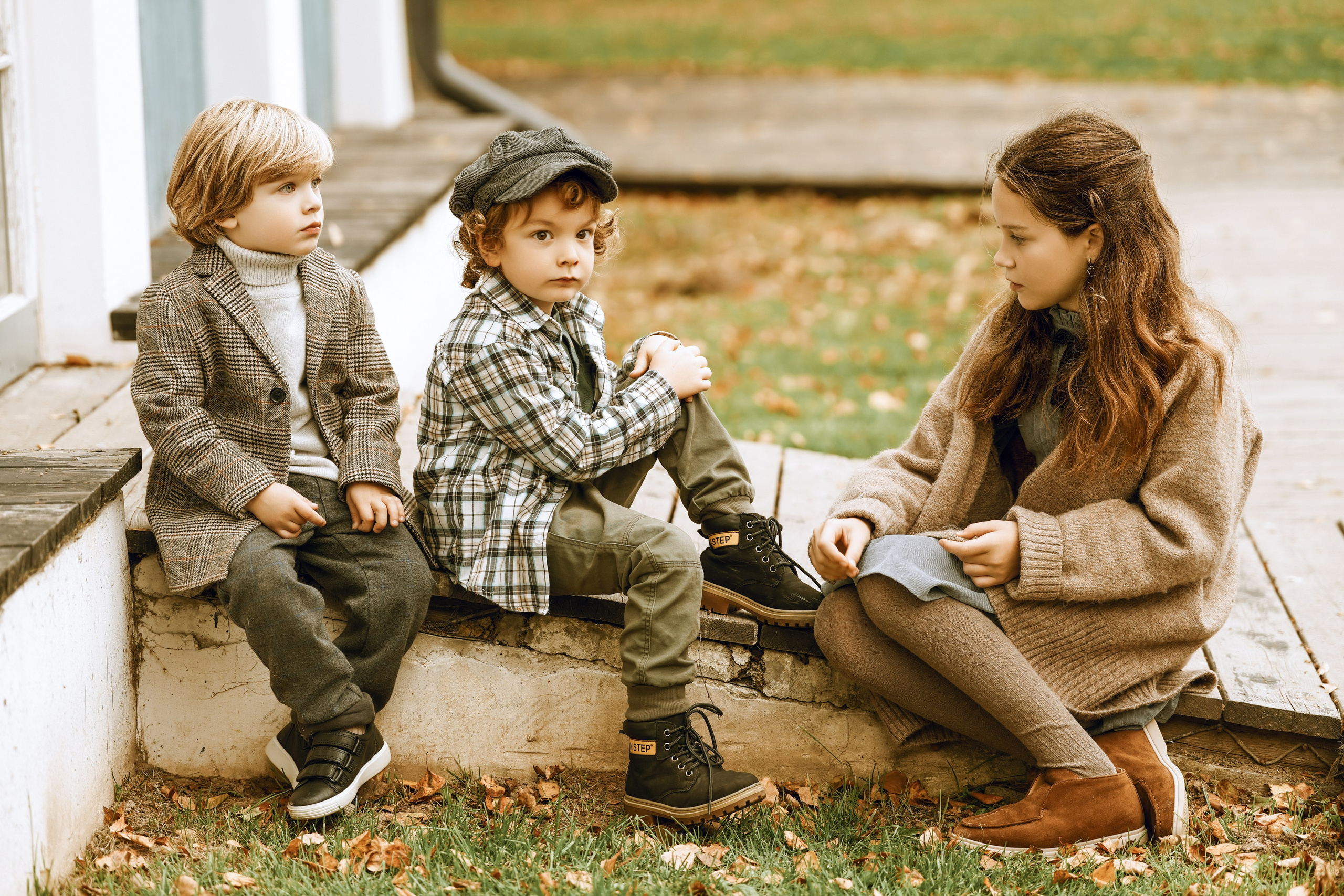 Съёмка детей на природе в винтажном стиле.