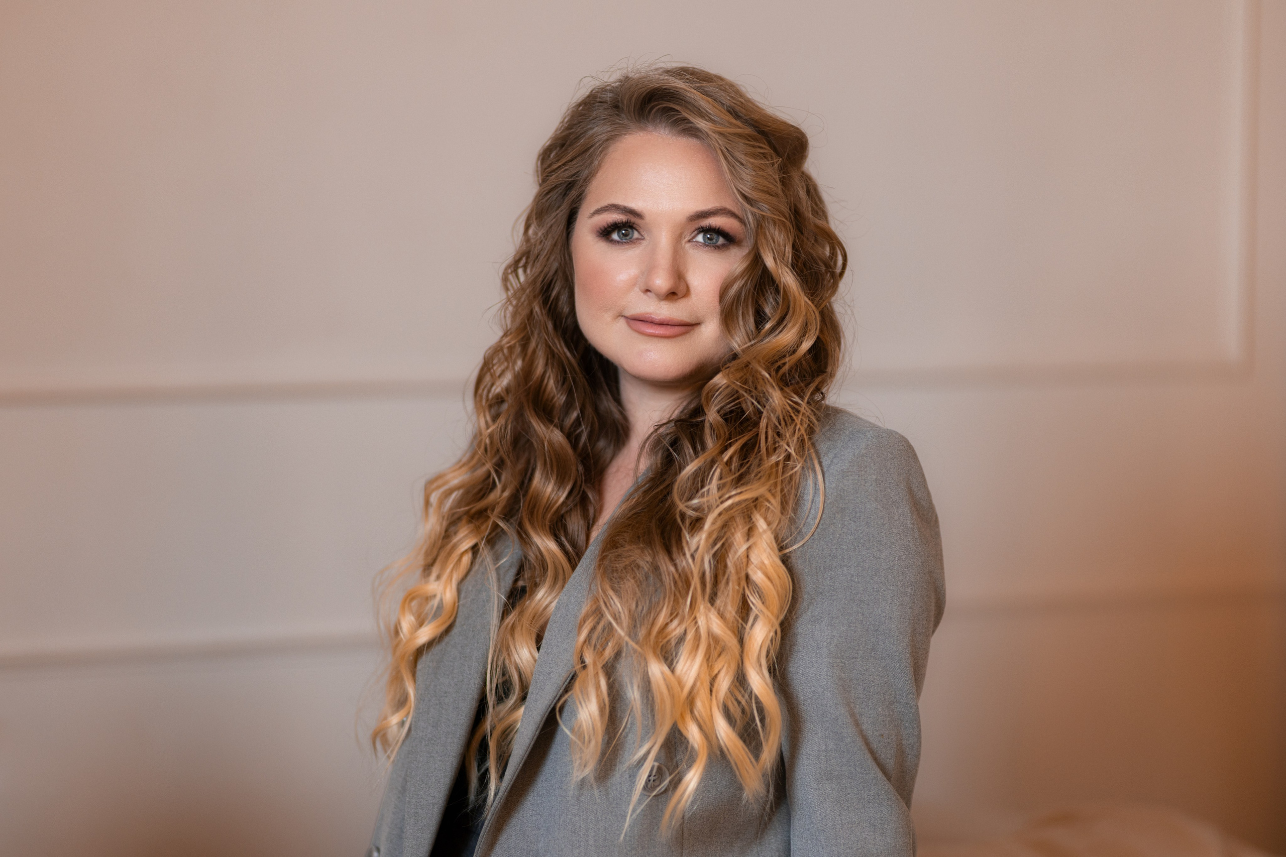 Студийная фотосъемка в интерьере с Ариной в формате для «себя»