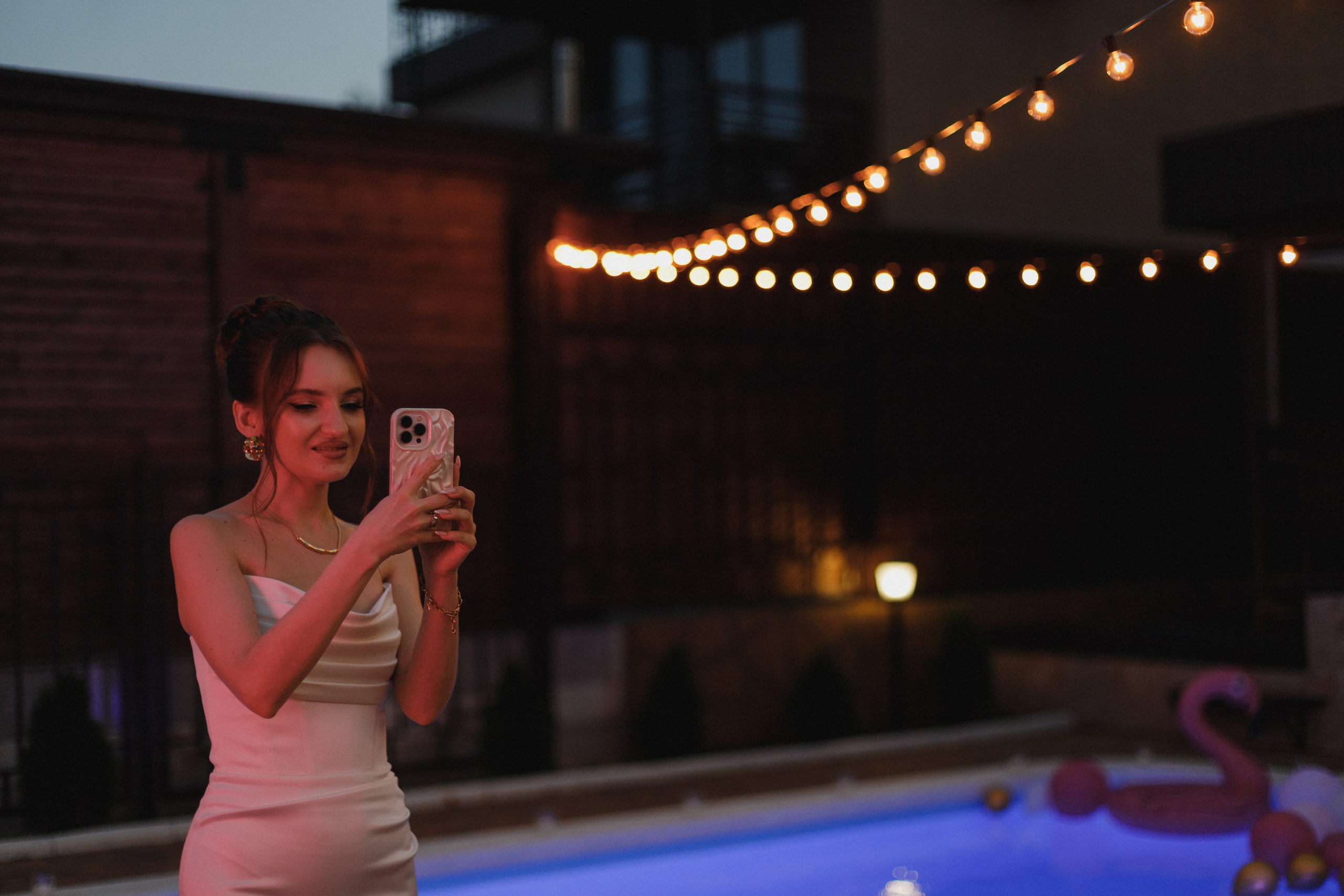 Фотосессия вечеринки у бассейна с видом на горы. Свадебный, репортажный и портретный фотограф Сочи, Краснодар. Александра Зайцева