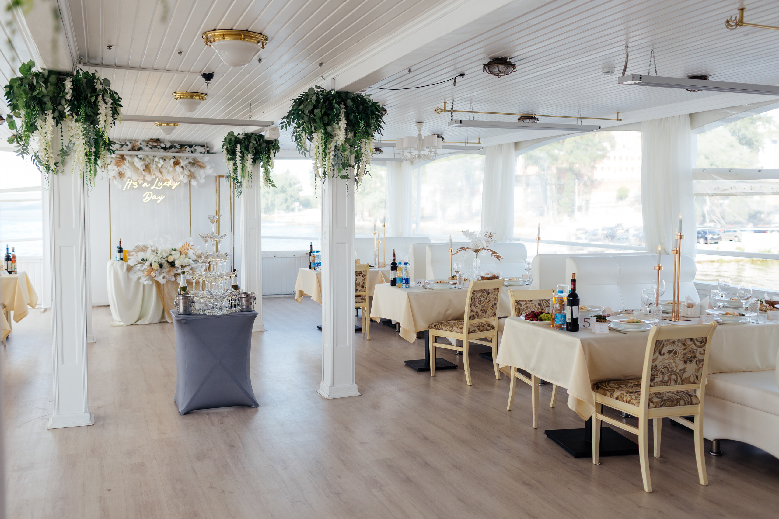 Свадебная фотосессия ресторан Белуга. Свадебный и семейный фотограф в Самаре Грибцова Людмила