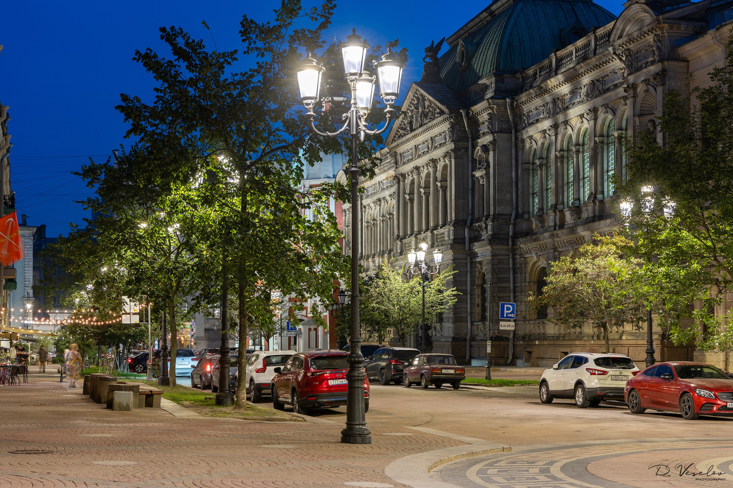 Соляной переулок в вечернее время под светом фонарей. Архитектурный фотограф Дмитрий Веселов