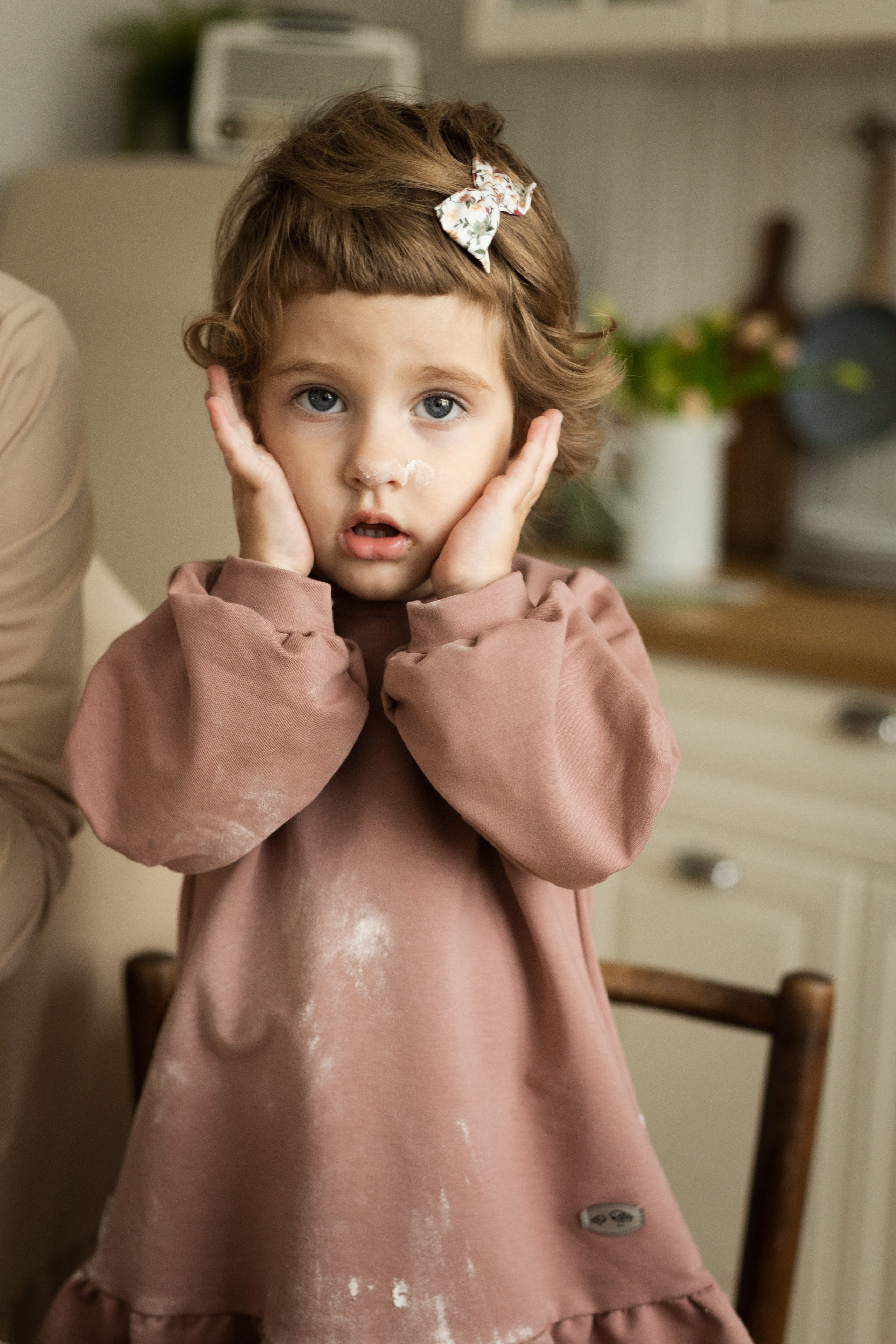 Аксинья и Нина готовят вместе печенье. Студийная фотосессия мамы и дочки в lifestyle стиле. Семейный и детский фотограф в Санкт-Петербурге Павлова Елена