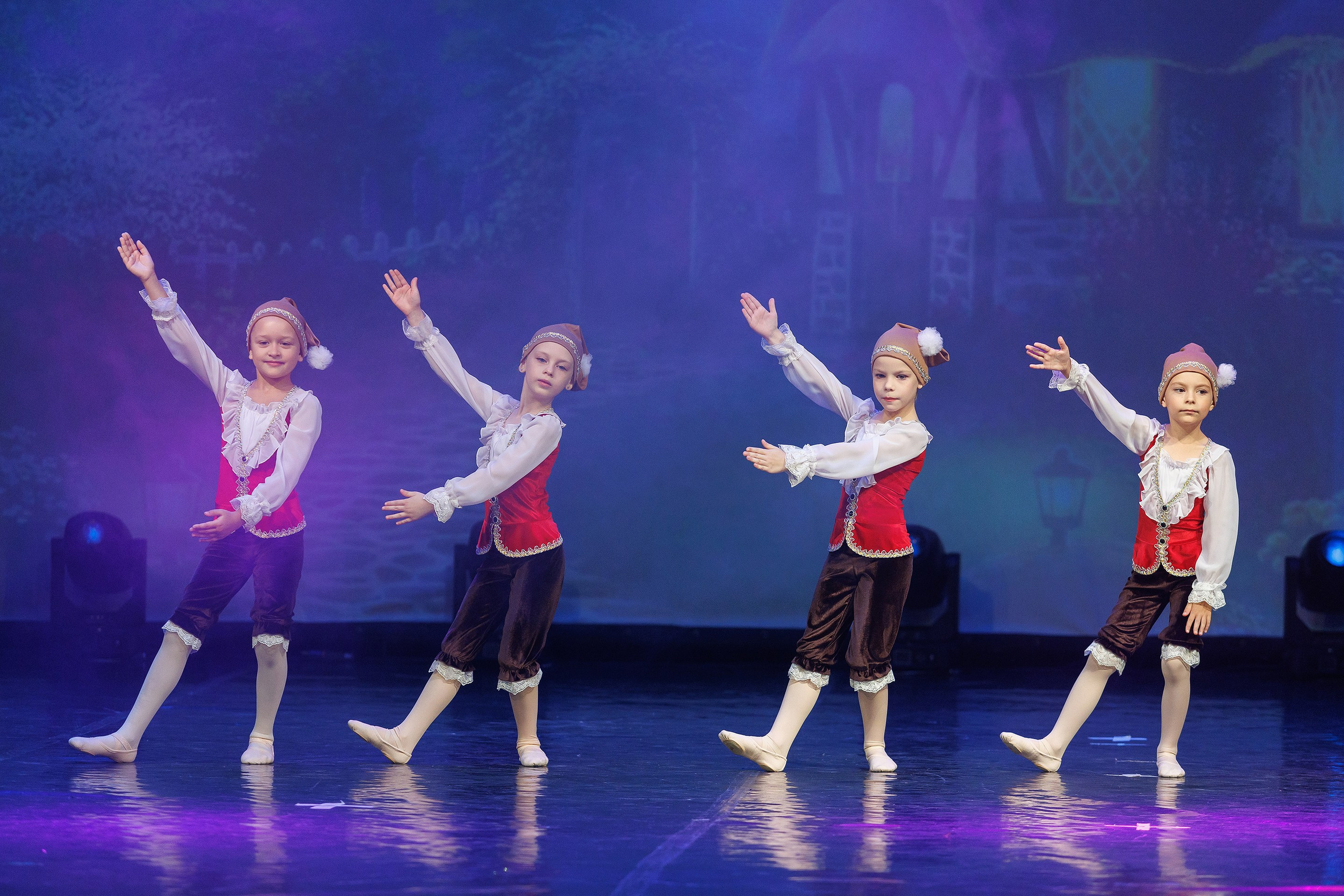 Репортажная фотосъемка отчетного концерта студии танцвев LilBallerine. Профессиональный фотограф в Новосибирске