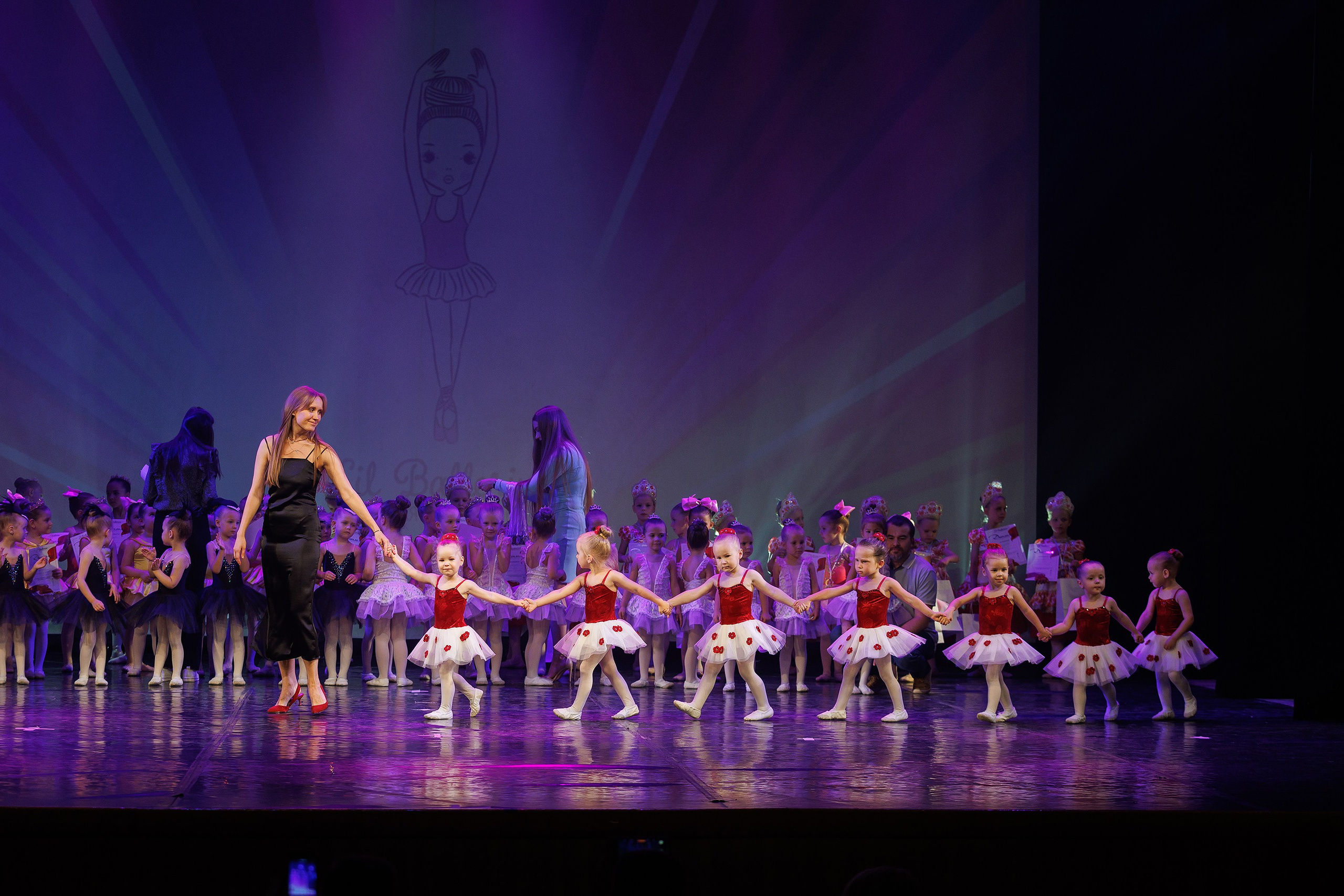 Репортажная фотосъемка отчетного концерта студии танцвев LilBallerine. Профессиональный фотограф в Новосибирске