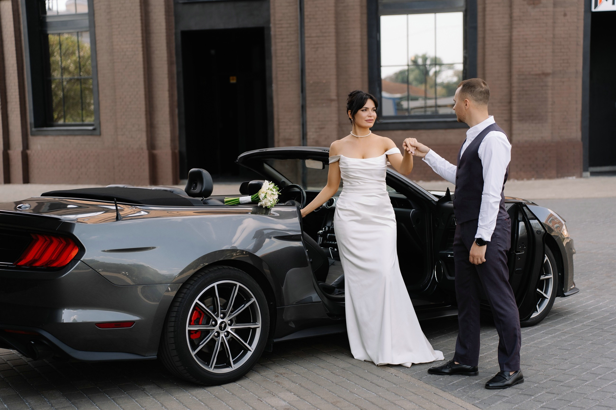 Свадебная фотосъемка с кабриолетом на Арме