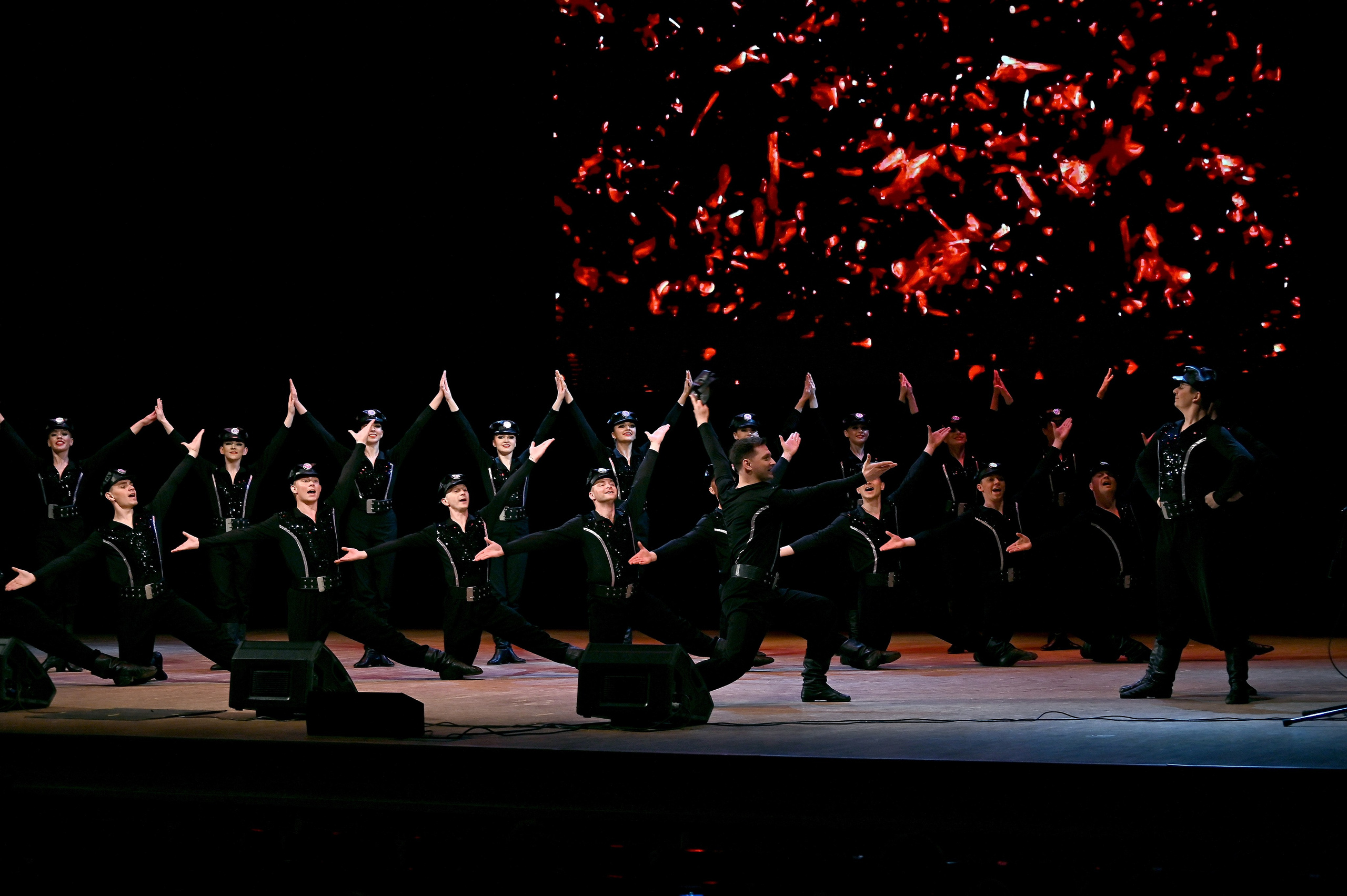 АНСАМБЛЬ ПЕСНИ И ТАНЦА «ДОНБАСС». ФОТОГРАФ ВАШИХ МЕРОПРИЯТИЙ РЯЗАНЬ СЕРГЕЙ КЛЮЕВ Концертная фотография близка к репортажу и портретной съемке