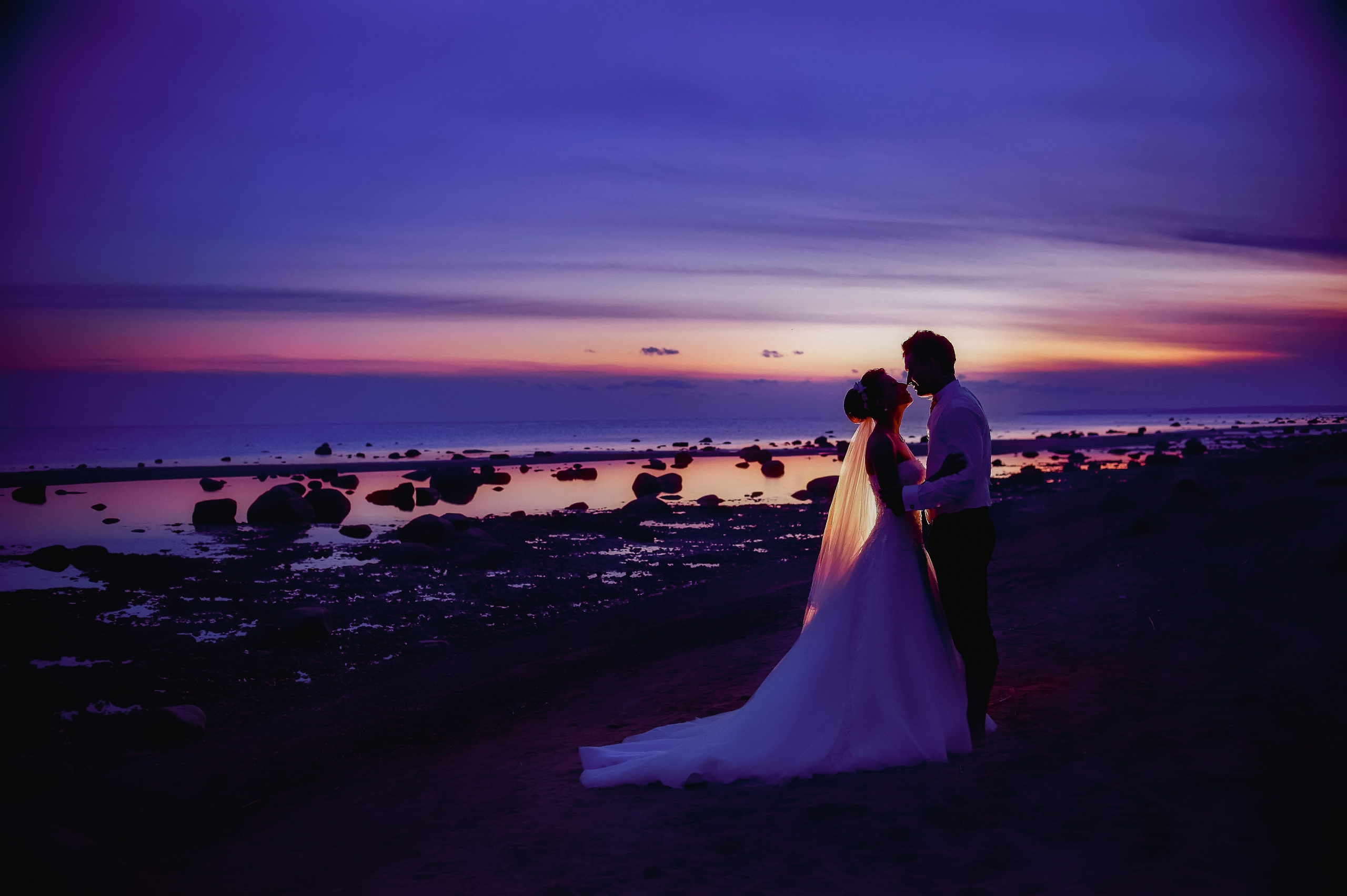 Свадебная пара в лучах закатного солнца на Финском заливе.