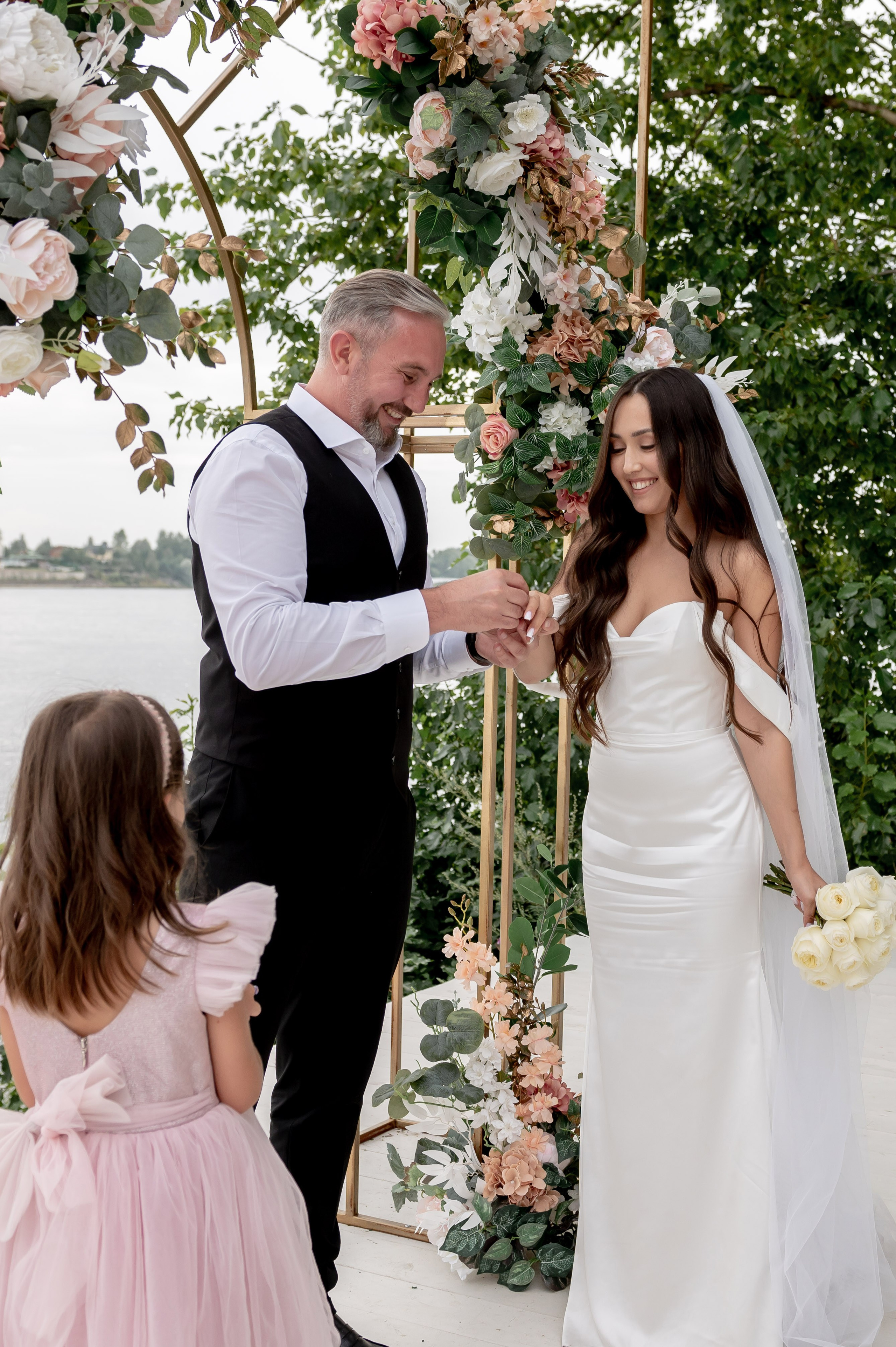 Классическая свадебная фотосессия Аины и Антона по самым красивым местам для свадебной прогулки в Санкт-Петербурге. Портретный, семейный и свадебный фотограф в Санкт-Петербурге и в Пушкине Ширяев Денис