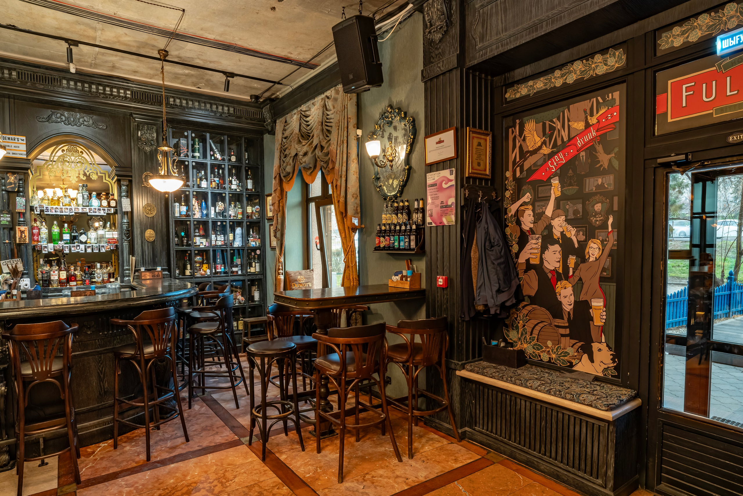 Алматы, Fuller's Pheasant Feather — первый паб сети Fuller's в Алматы, апрель 2025. Интерьерный фотограф Алматы