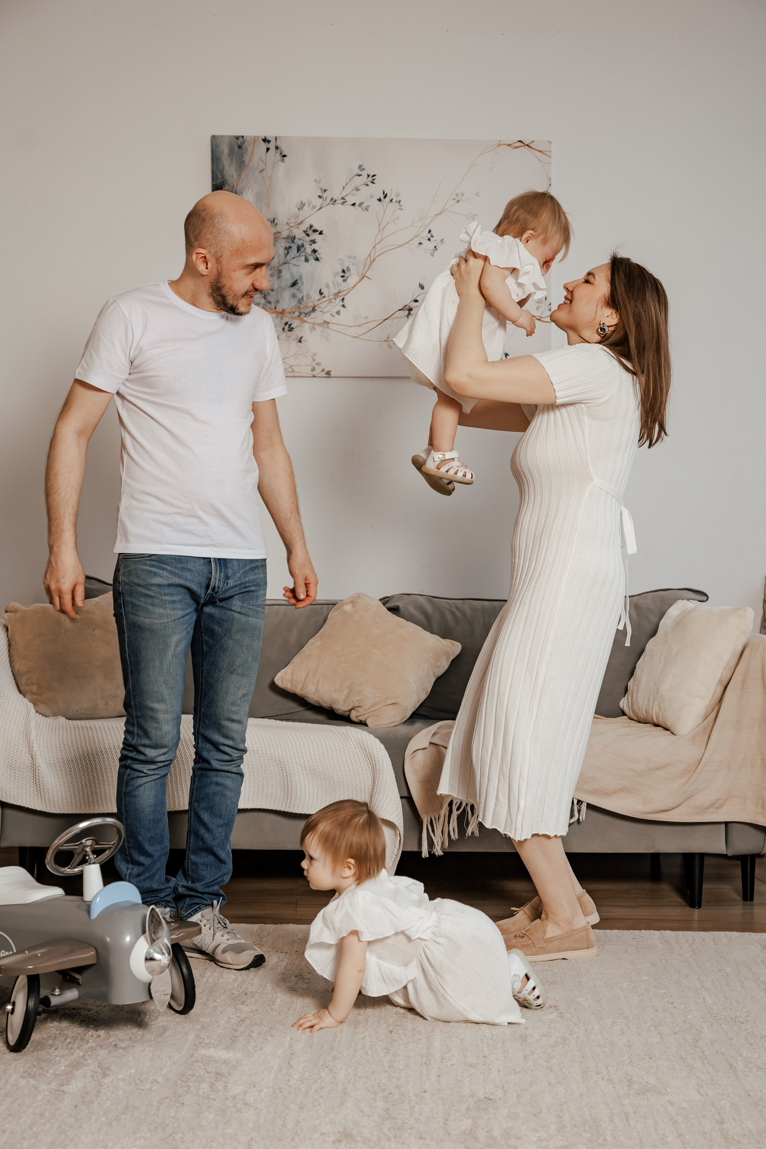 Семейная фотосессия для семьи с девочками близнецами на годик одежда в светлых тонах светлая бежевая студия в Москве теплые тона