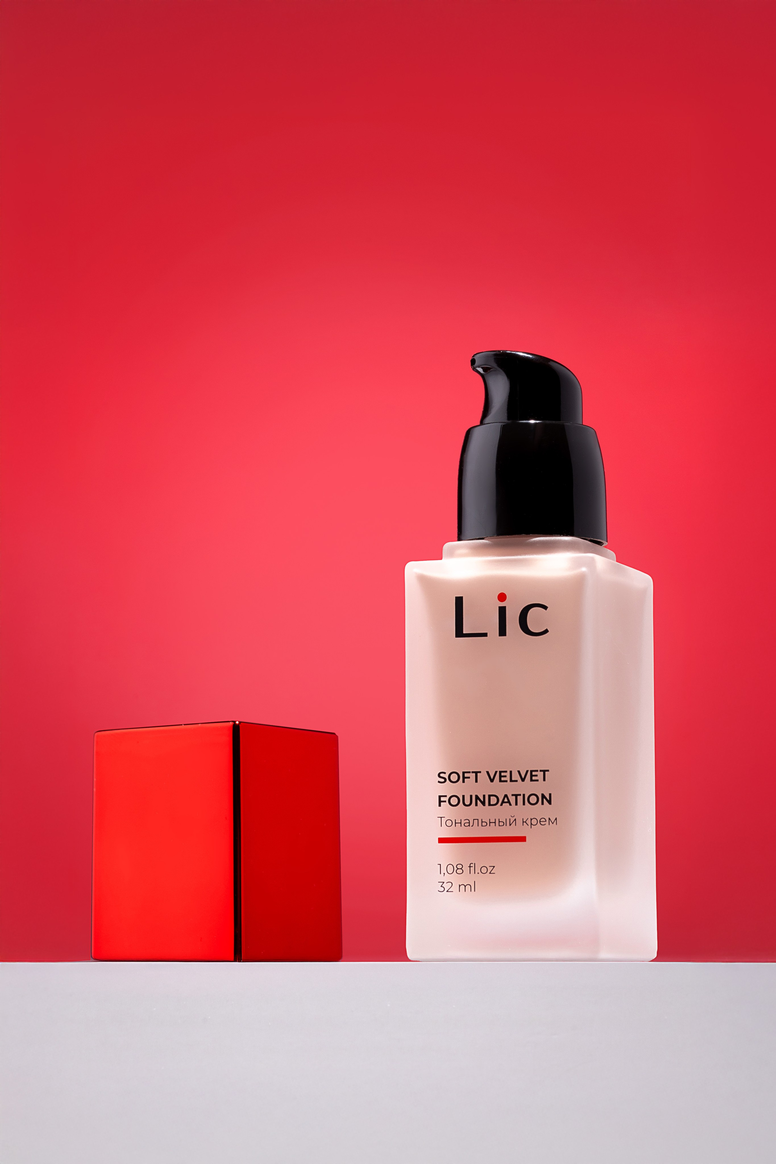 рекламная съемка тонального крема на красном фоне