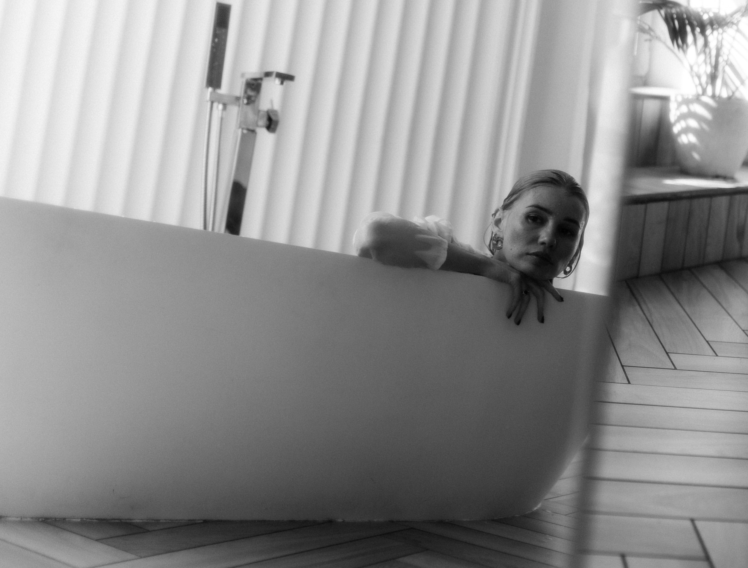 Девушка в ванне с прозрачной водой