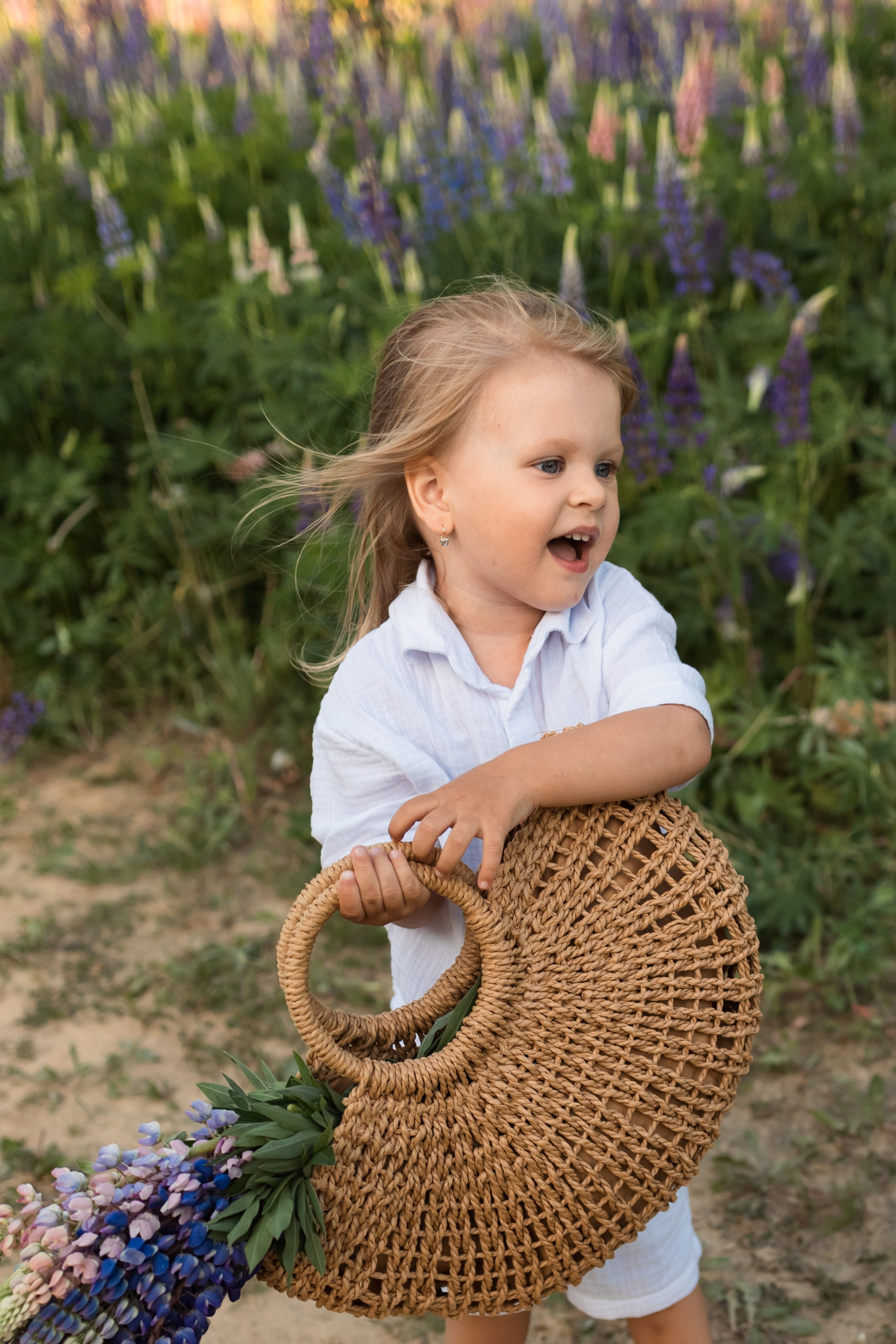 Фотосессия мамы с дочкой в люпинах
