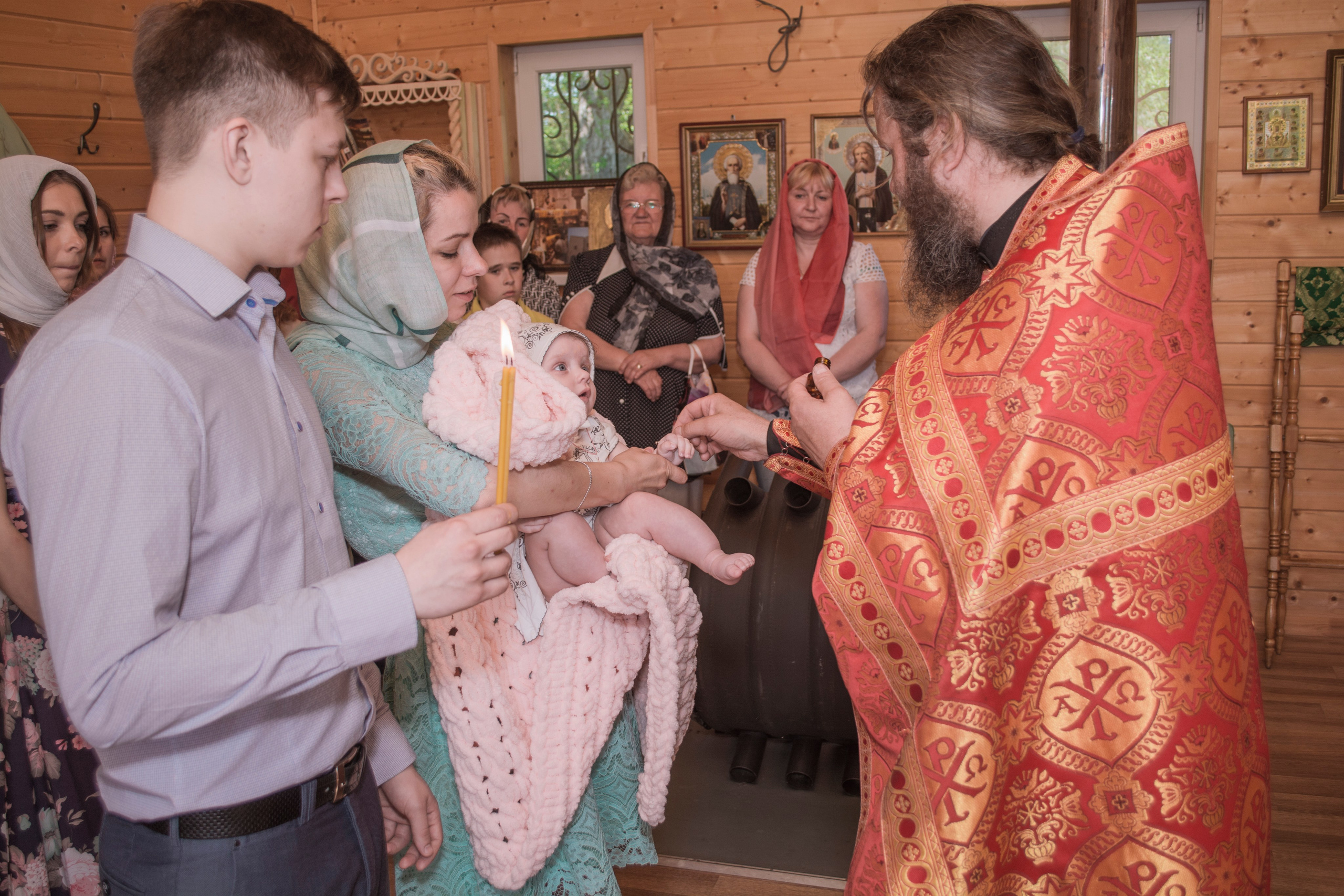 Крещение Василисы в храме Николая Чудотворца в д. Старый погост. Фотограф Евгений Егоров