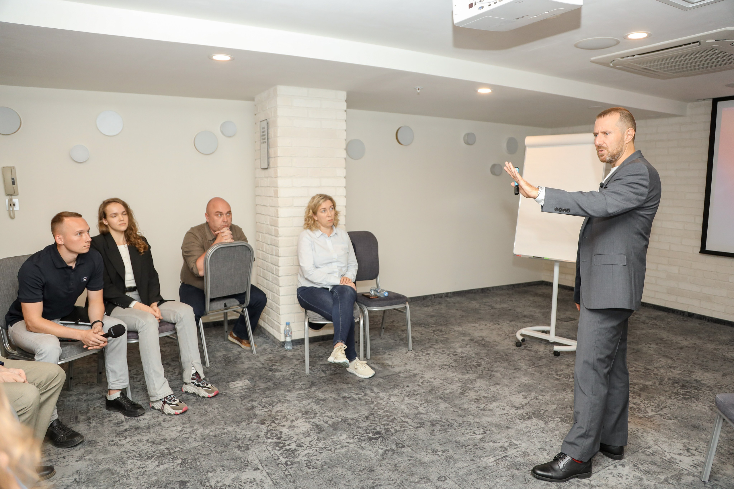 Игорь Рызов деловая встреча. Фотограф Антон Чупринин