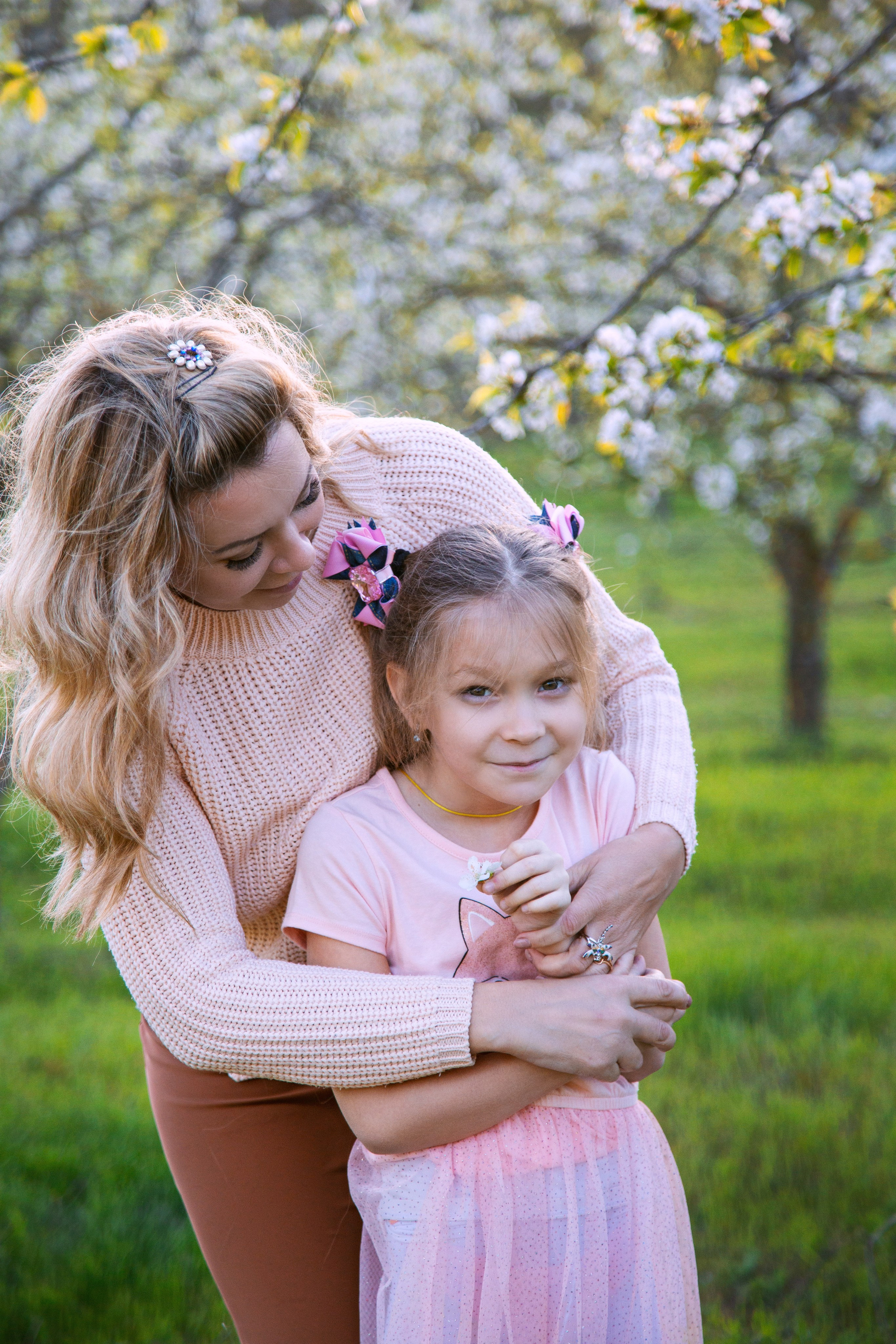 семейная фотосессия в вишневом саду, цветущие сады, весна, вишня, мама и дочь обнимаются