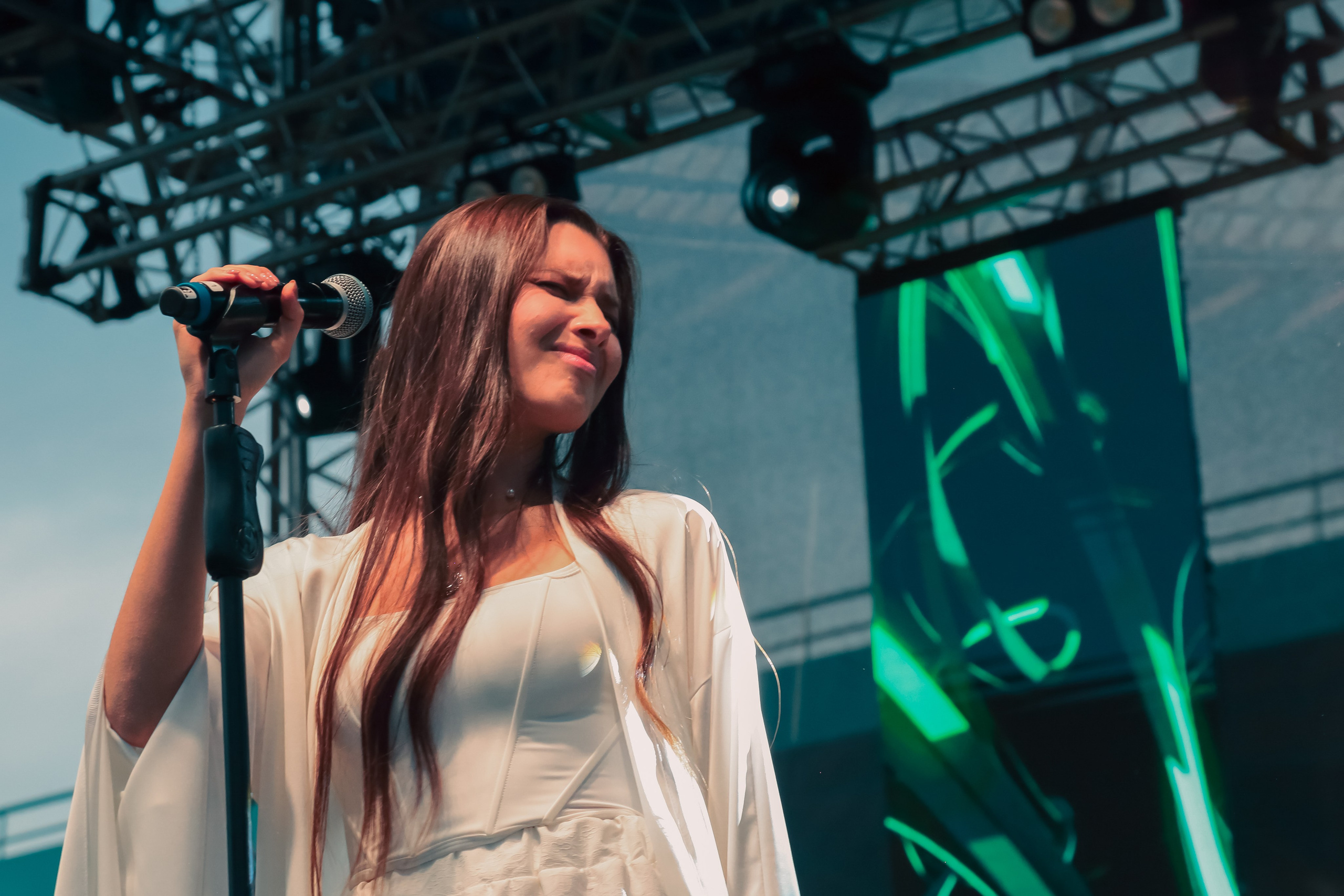 Заказать репортажную съёмку концерта в Липецке. Работа при сложном сценическом освещении.