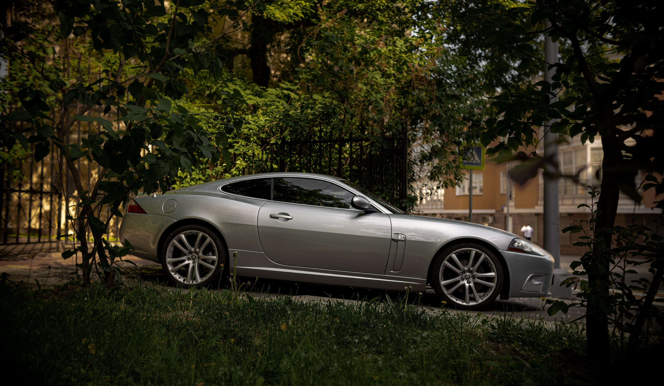 Утренняя фотосъемка автомобиля Jaguar в Москве. Жуков Илья  свадебный фотограф в Москве