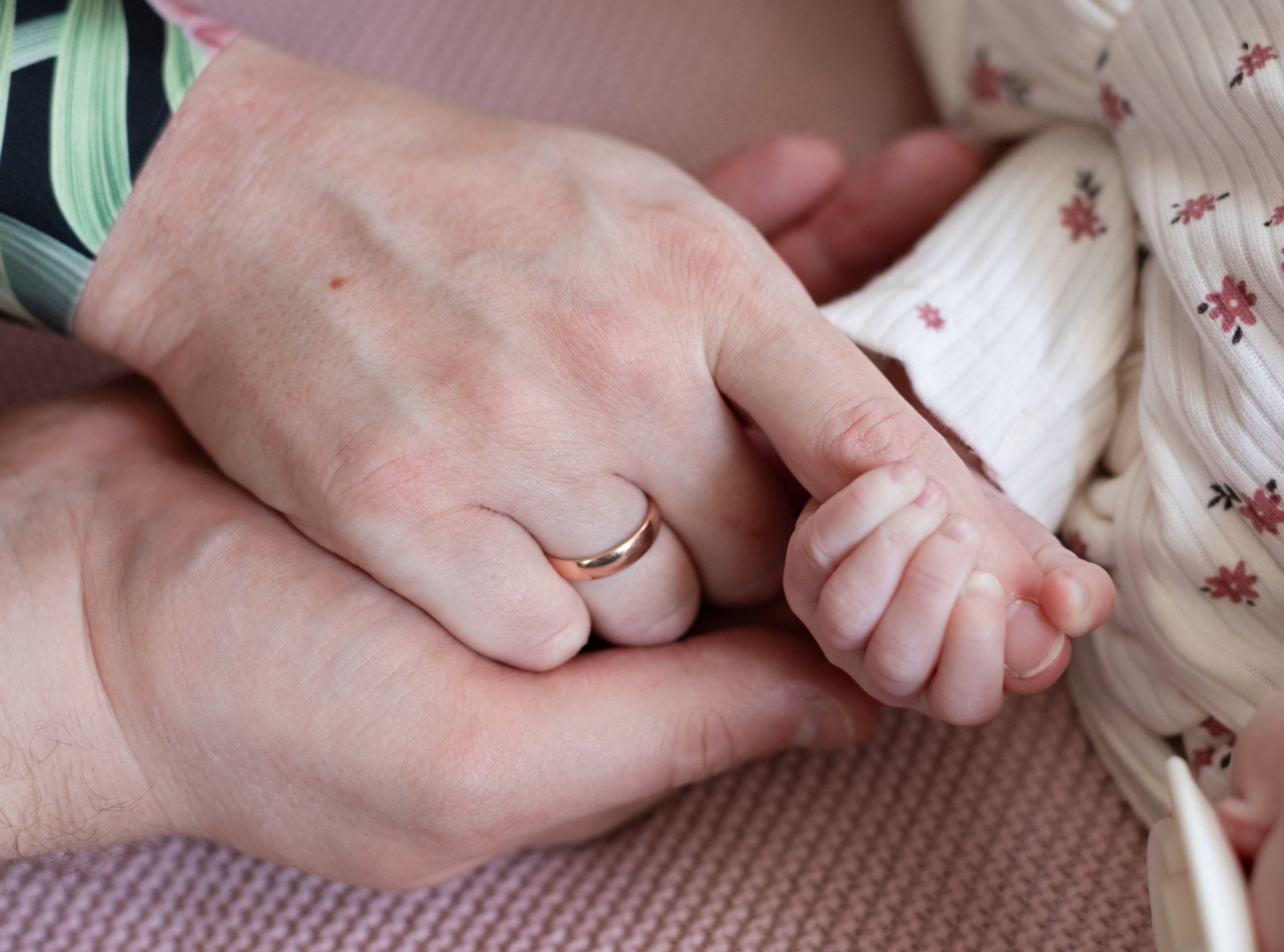 Домашняя съемка новорожденных Москва. Фотосъемка выписки из роддома в Москве, заказать фотографа на выписку ньюборн съемка в роддоме newborn фотограф в Юдино