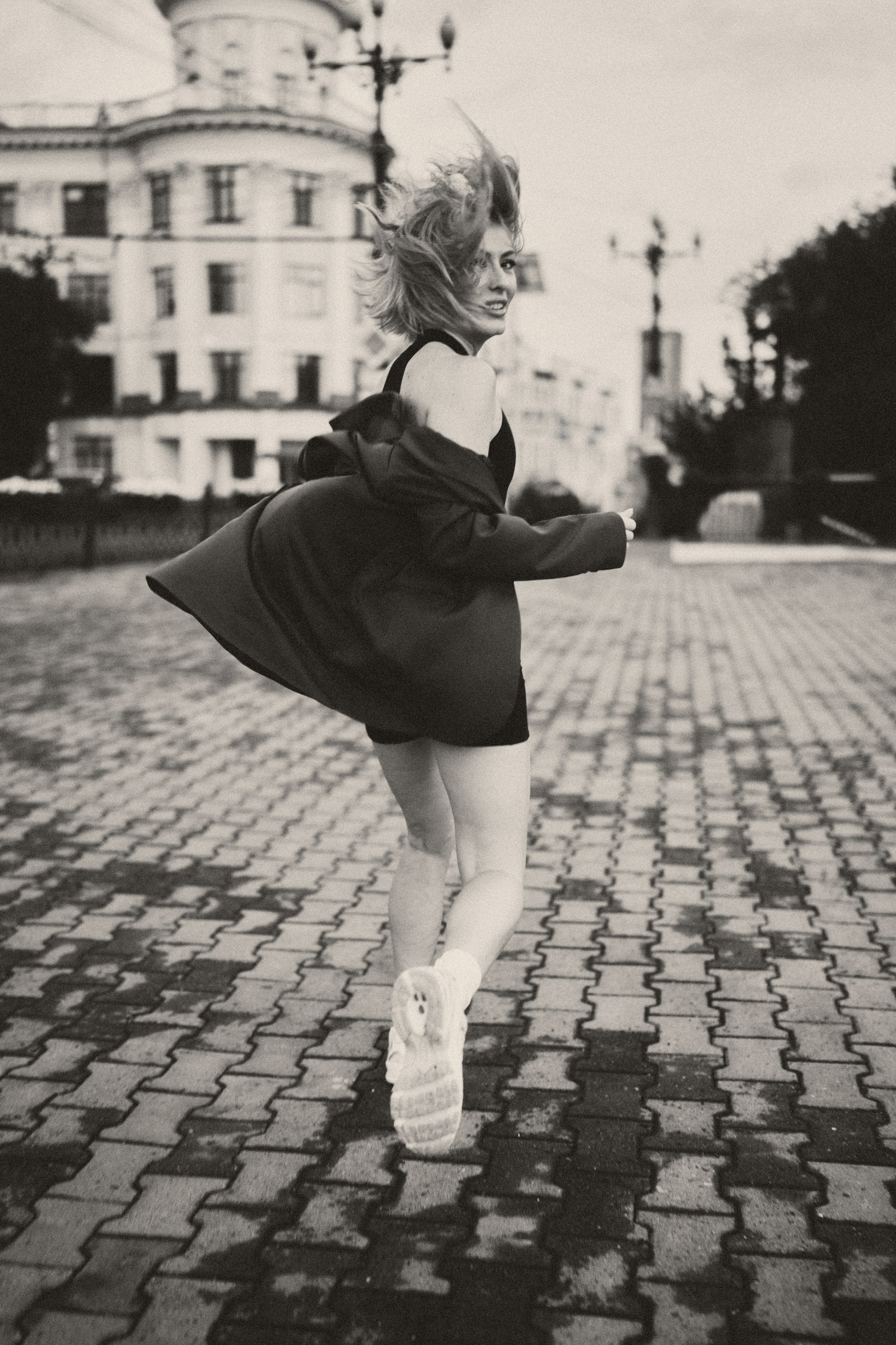 фотосессия девушки с городской атмосферой в стиле лайфстайл