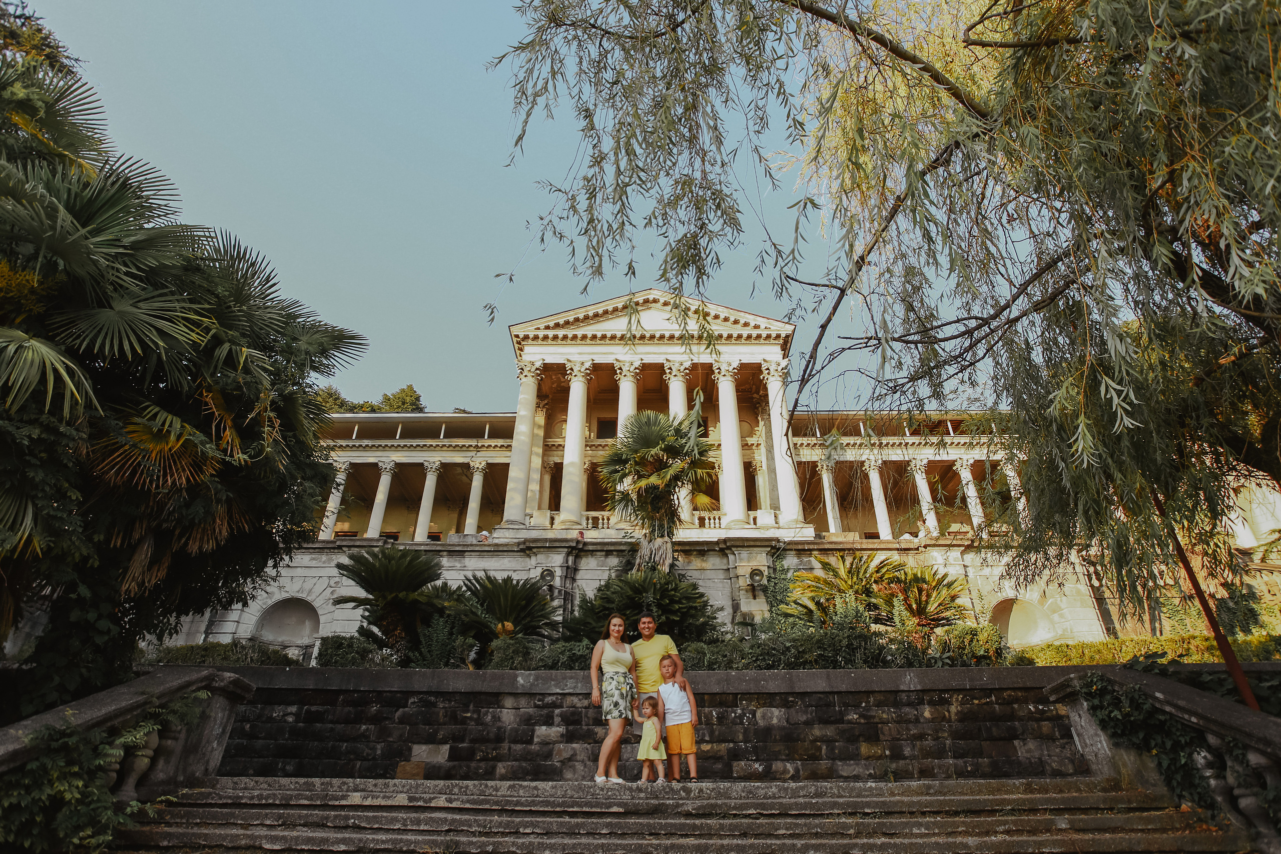 Семейная фотосессия. санаторий Орджоникидзе. Милана Довгаль - семейный фотограф и видеограф  в Адлере и Сочи