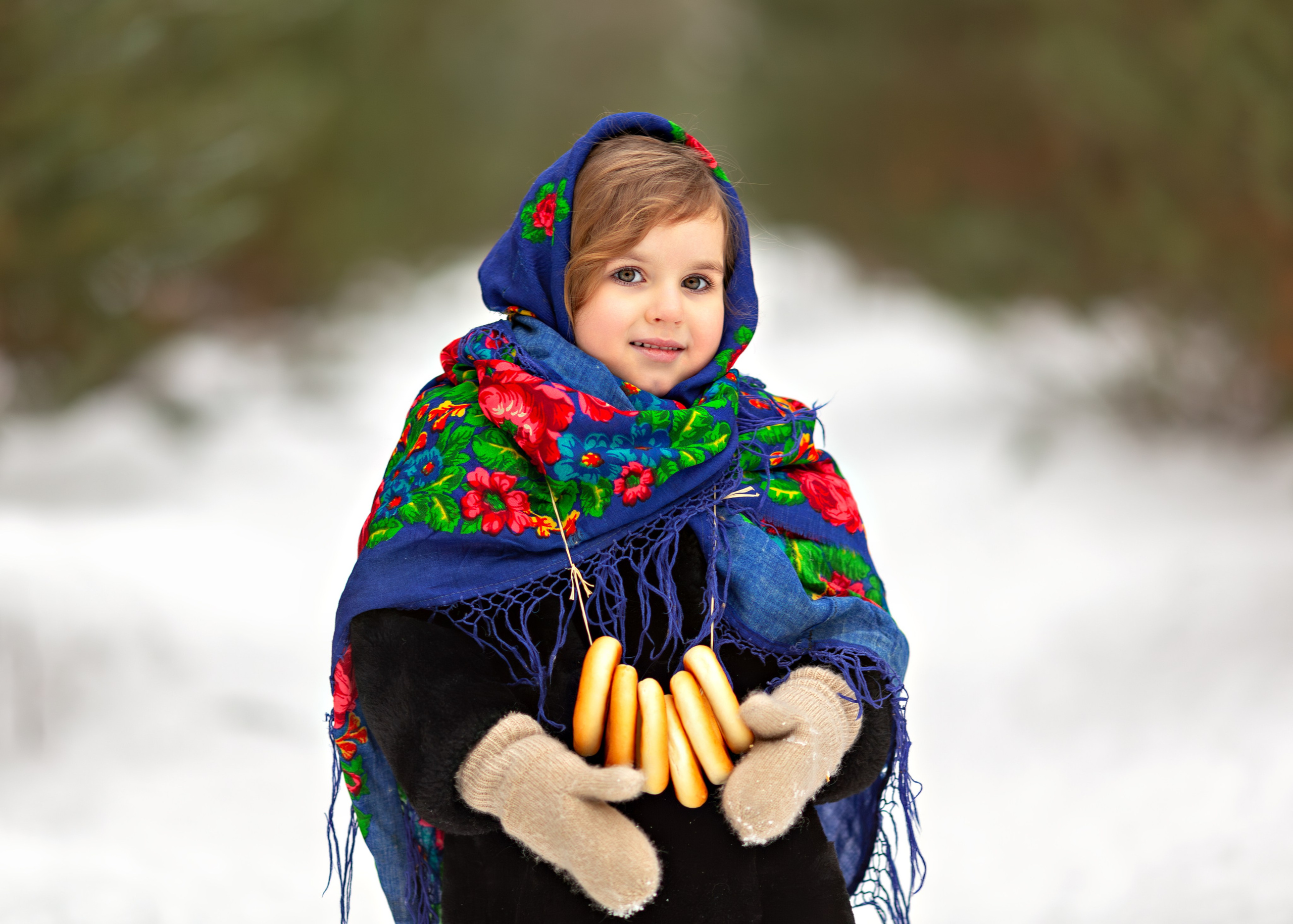 Девочка в платке и с баранками