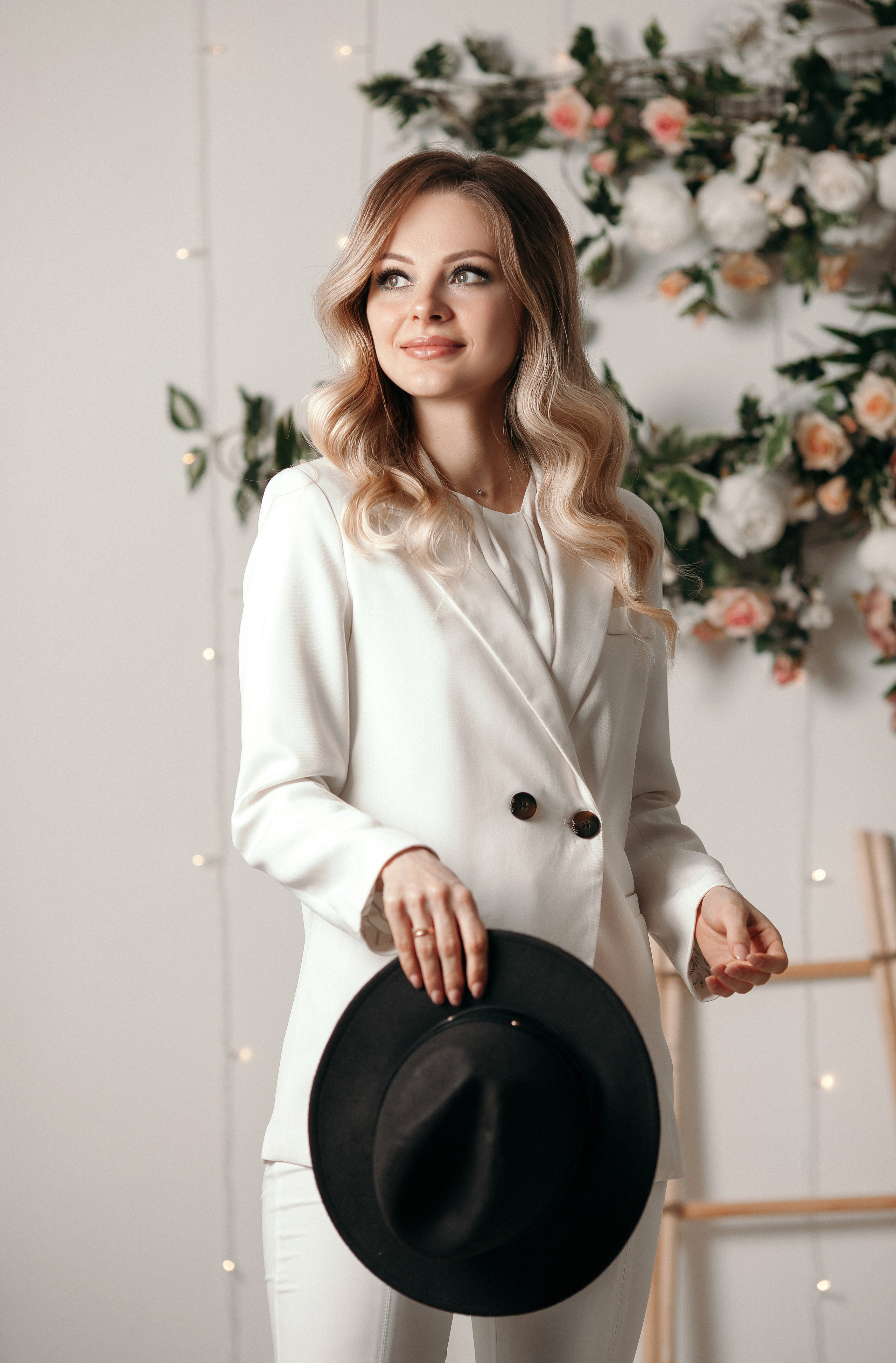 Весенняя фотосессия девушки в деловом костюме в фотостудии