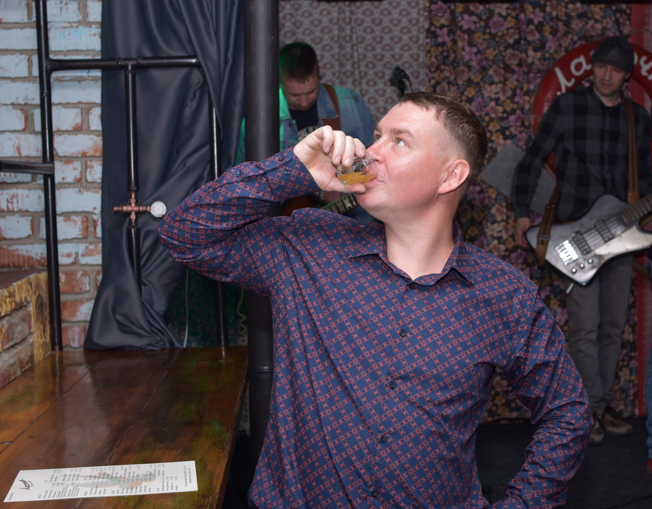 Hard Rock Cafe — Торжественный праздник дня рождения. Фотограф Владивосток (художественный портрет, празднование, торжество, мероприятие, фотопрогулка)