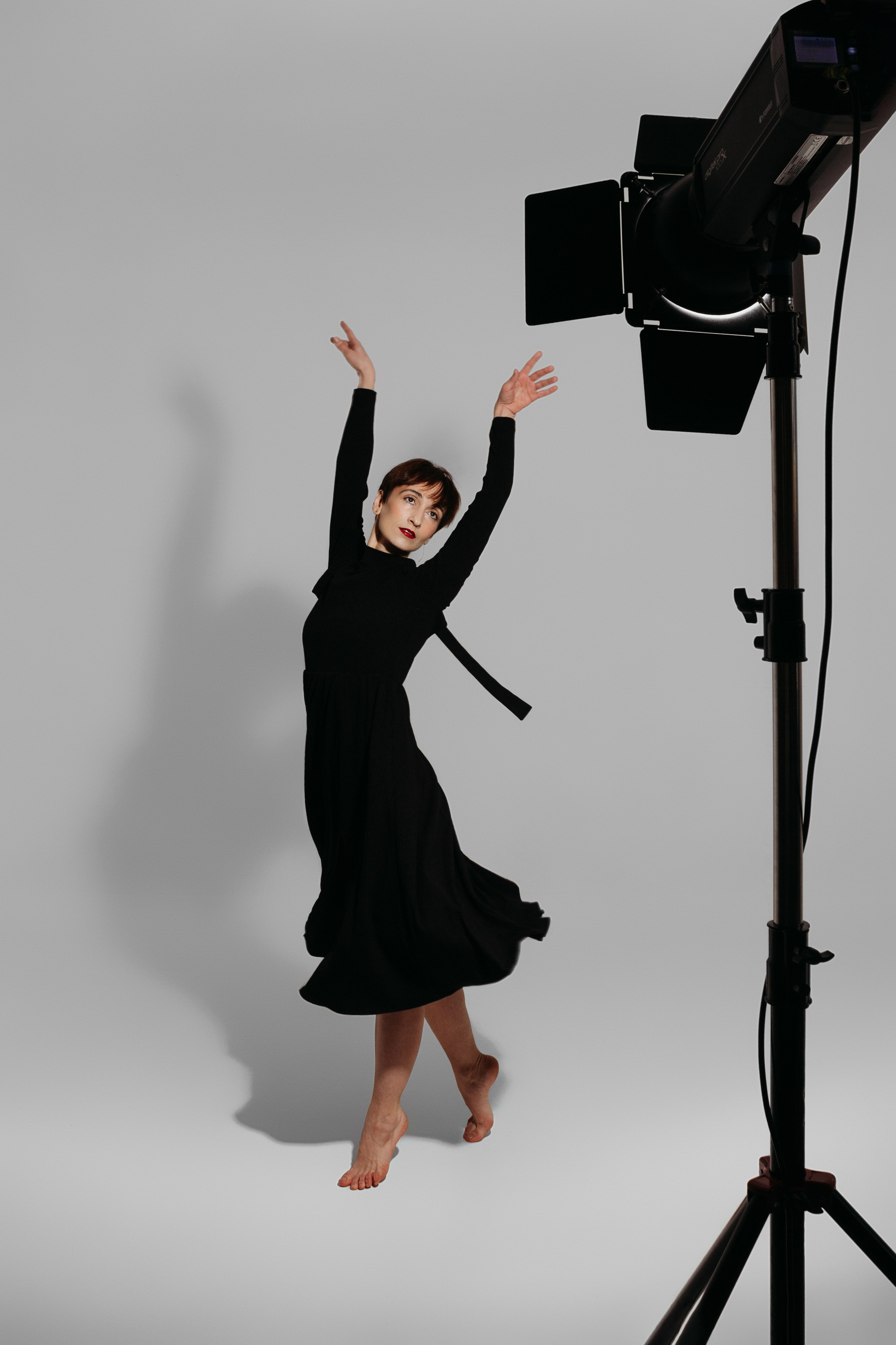 девушка в черном платье танцует