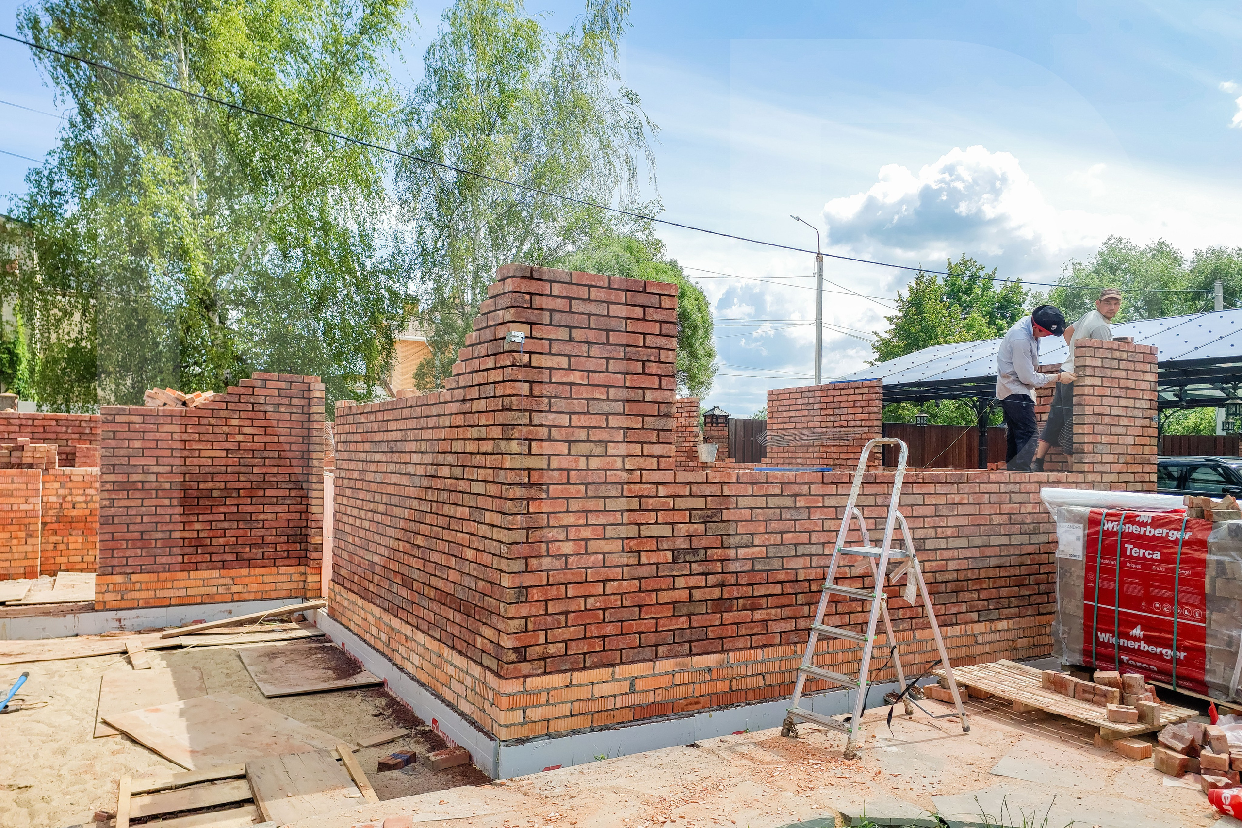 Кладка стен из красного кирпича — строительство гаража в Серпухове