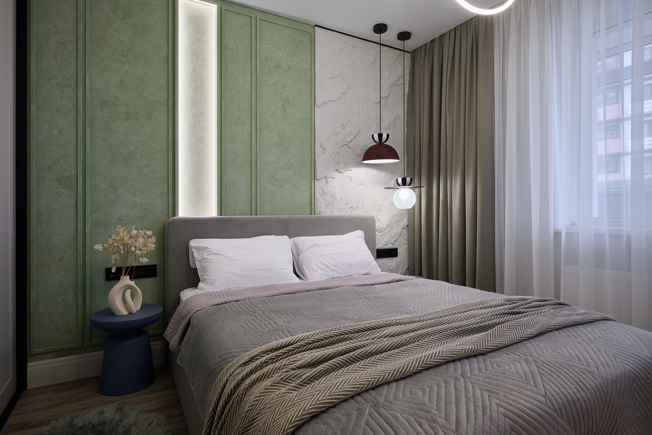 комната серая кровать зелено светлые обои светло серые шторы прозрачные черная лампа 