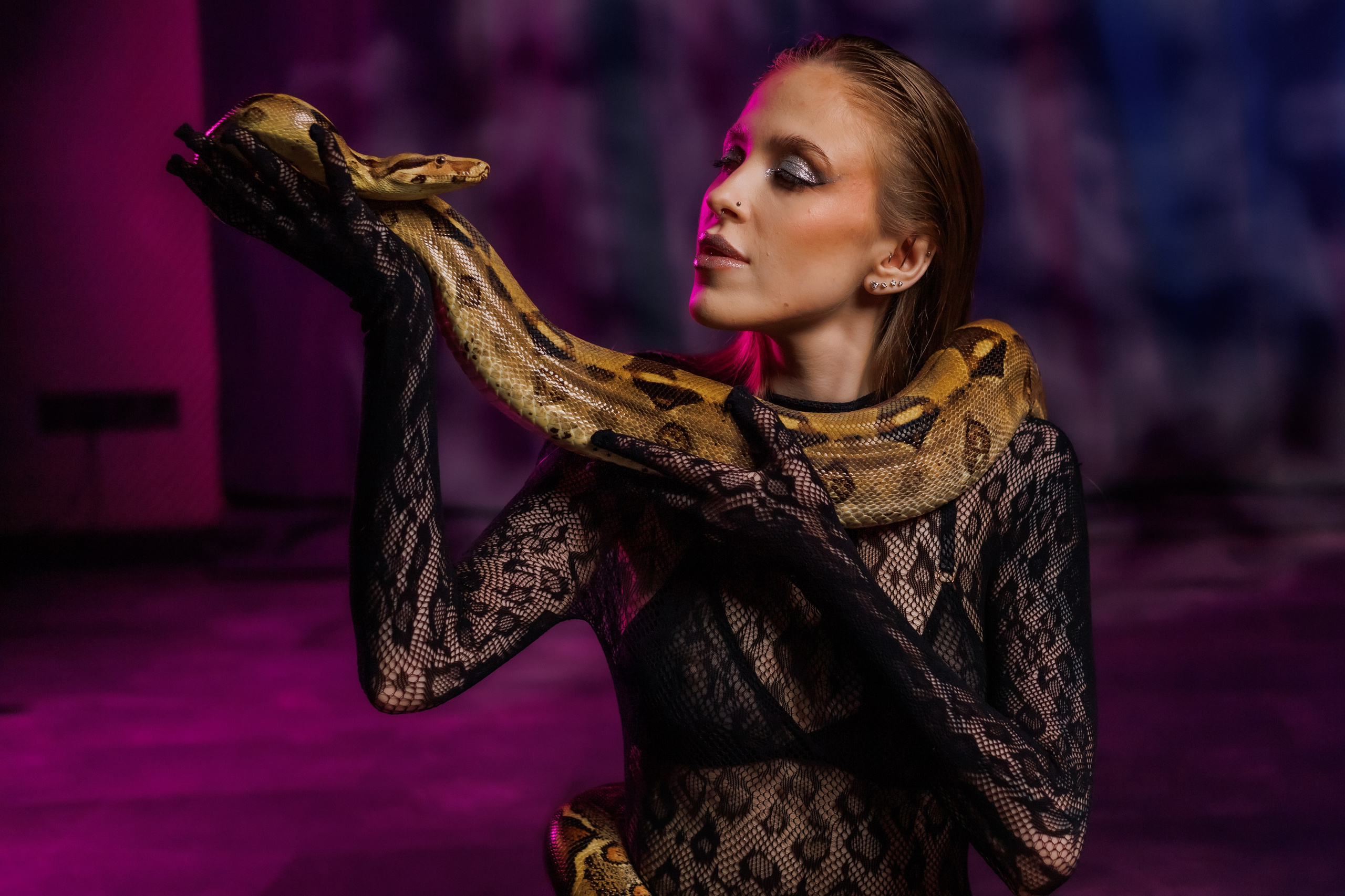 Марго. Фососессия в студии со змеей. Портретный фотограф Панферова Регина г. Санкт-Петербург, г. Казань